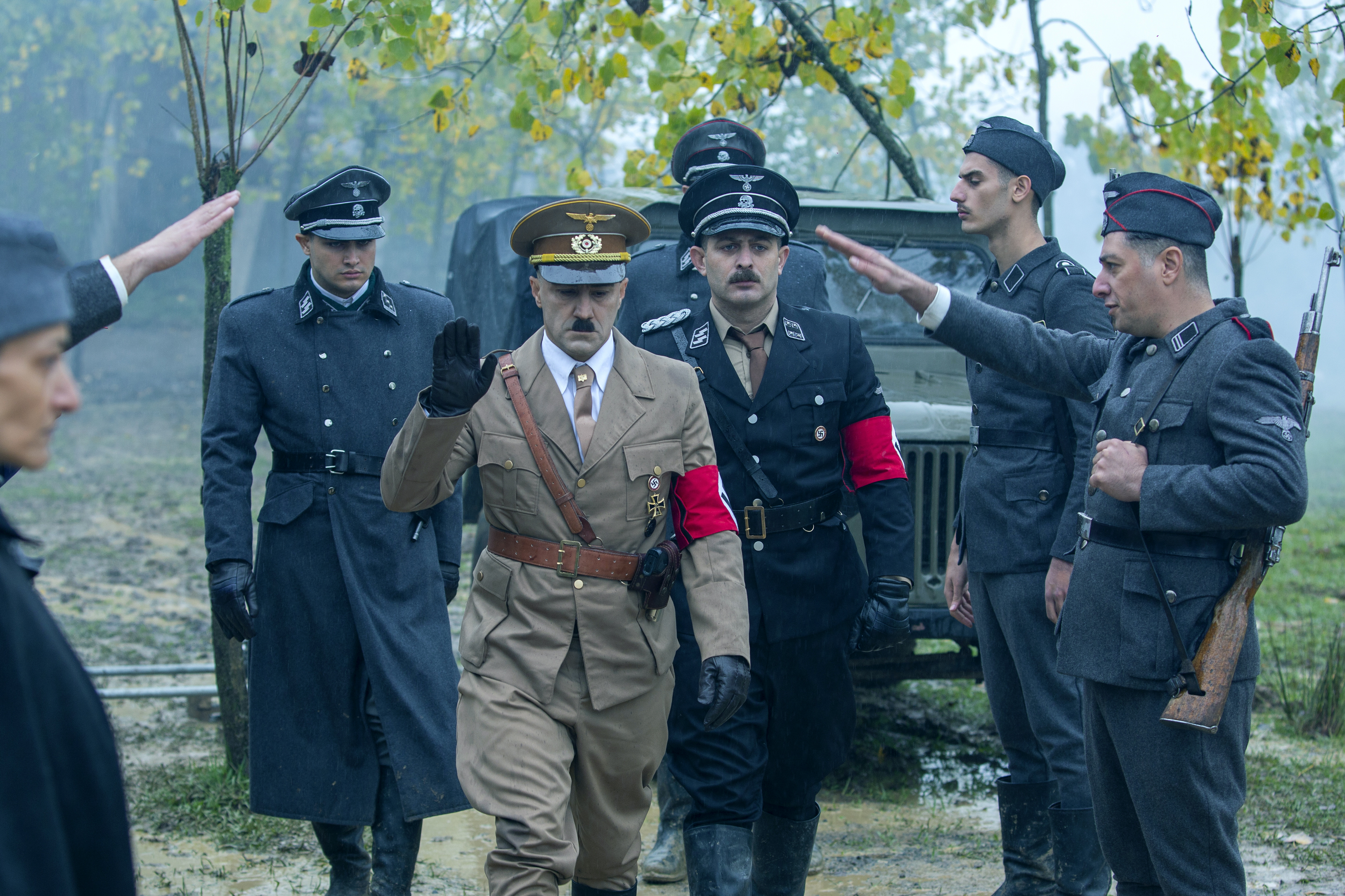 伊朗男星莫森塔納班德在片中因緣際會擔綱演出電影中的希特勒角色，他也憑此片獲威尼斯影展單元地平線影帝。（傳影互動）