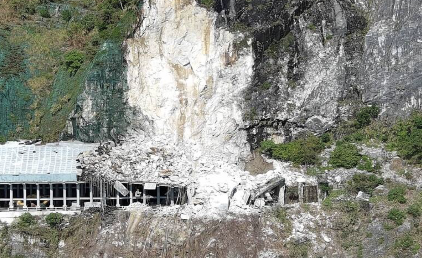 台9線蘇花公路159.3公里處昨（11）日發生道路坍方。（公路總局提供）