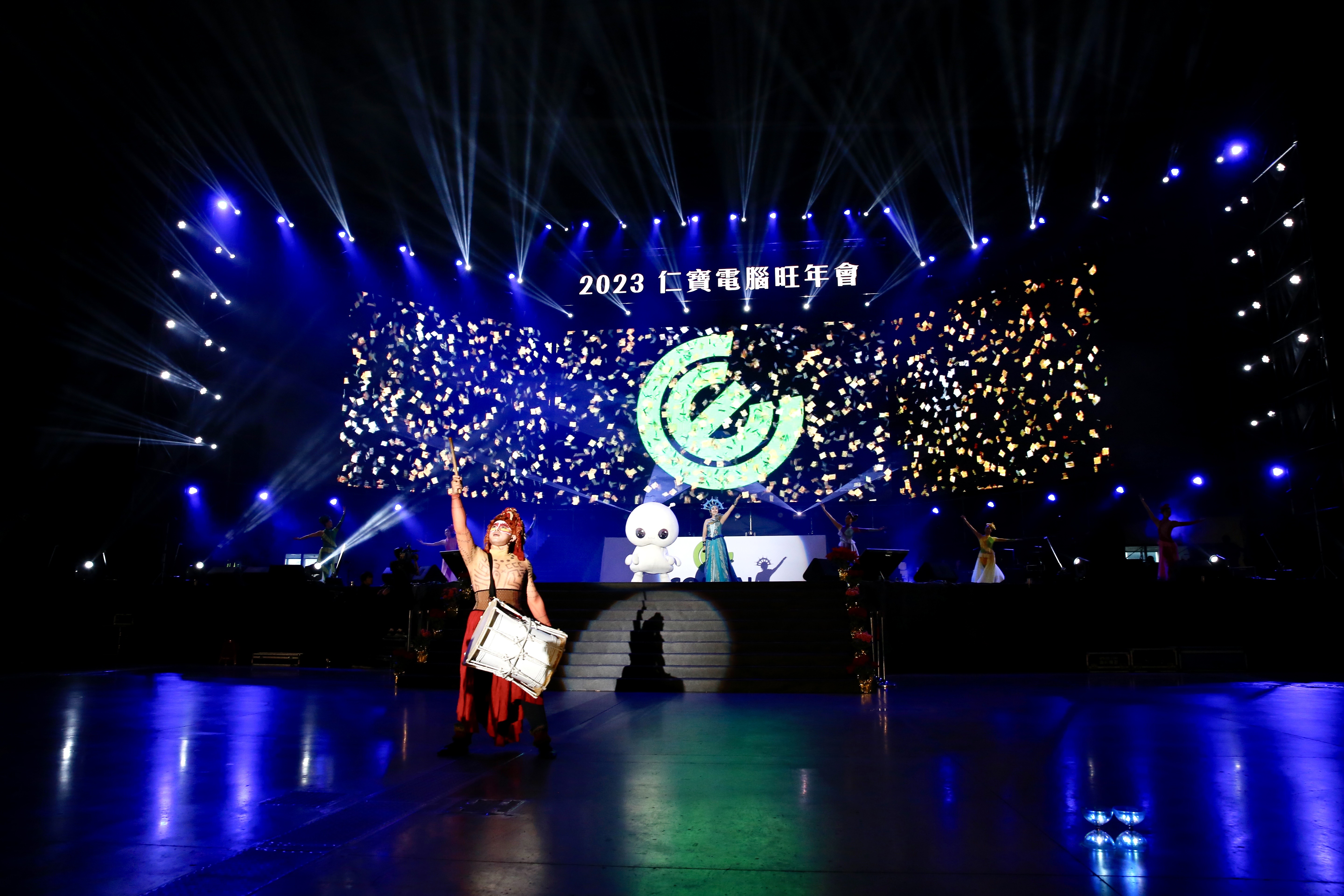 金仁寶集團尾牙季登場，現場席開900桌，預計發出總獎金4,000萬元大紅包。