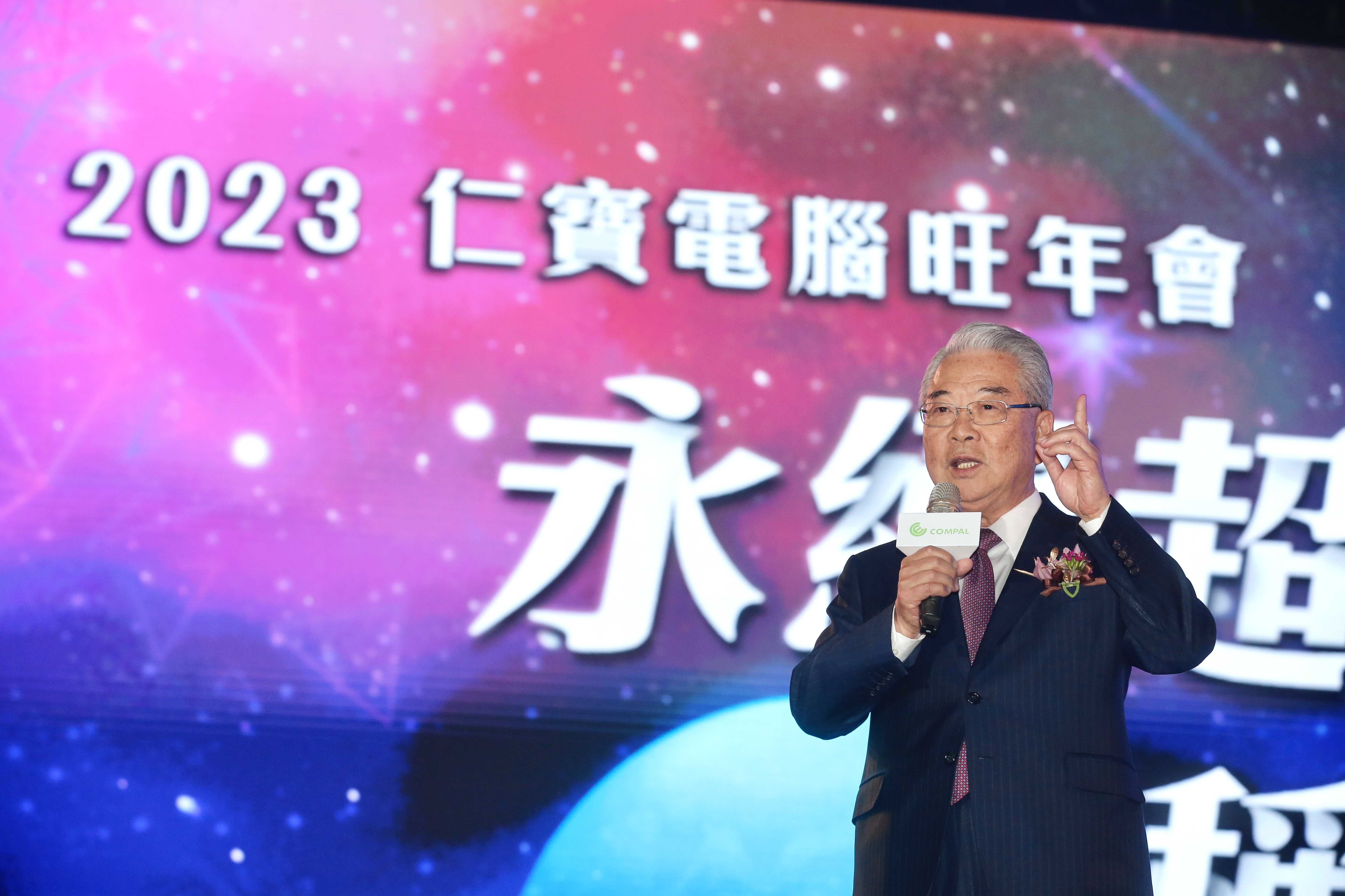 許勝雄認為台灣今年景氣呈「外冷內溫」，預料政府會擴大內需拚經濟。