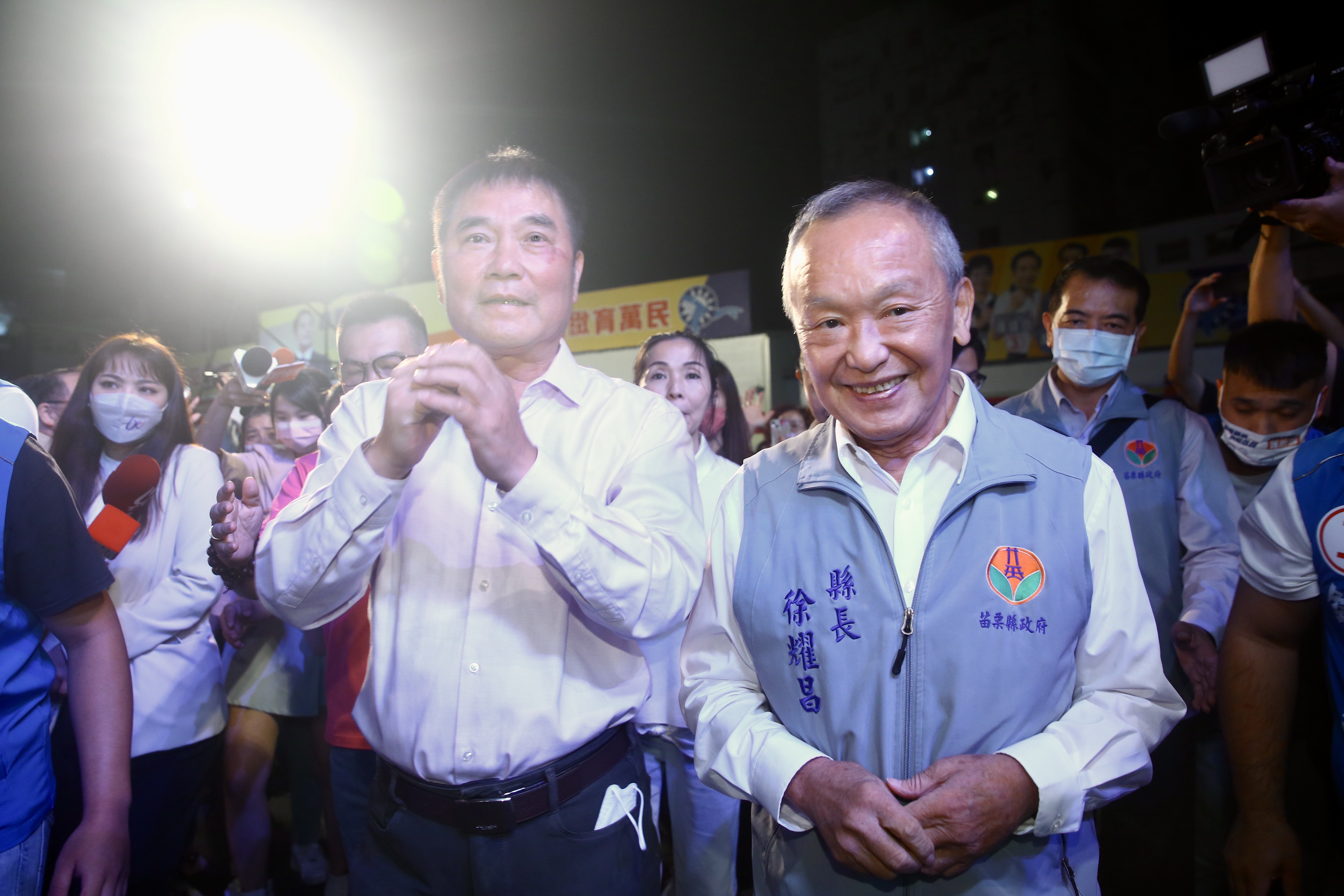 去年鍾東錦（左）當選縣長時，徐耀昌（右）還曾現身勝選之夜給予祝福。（本刊資料照）