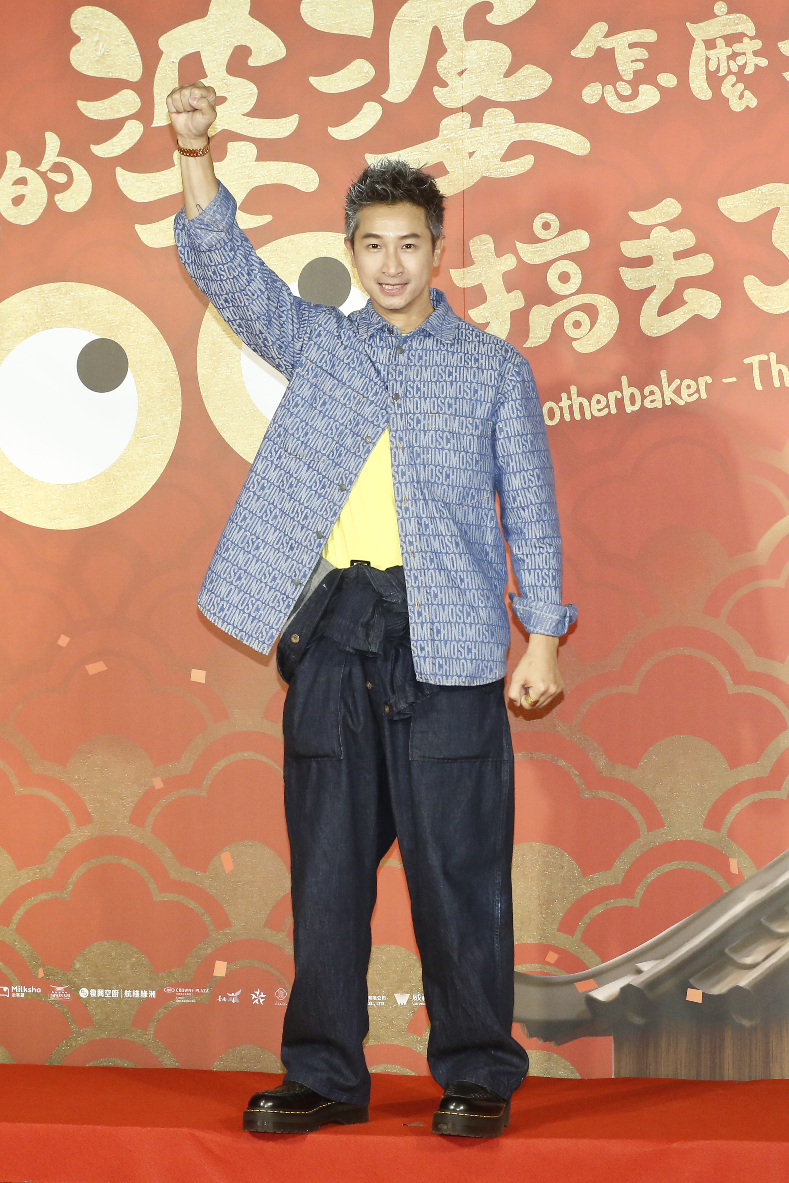 Darren戲中被吊起三層樓高,還有很誇張的翻車戲。