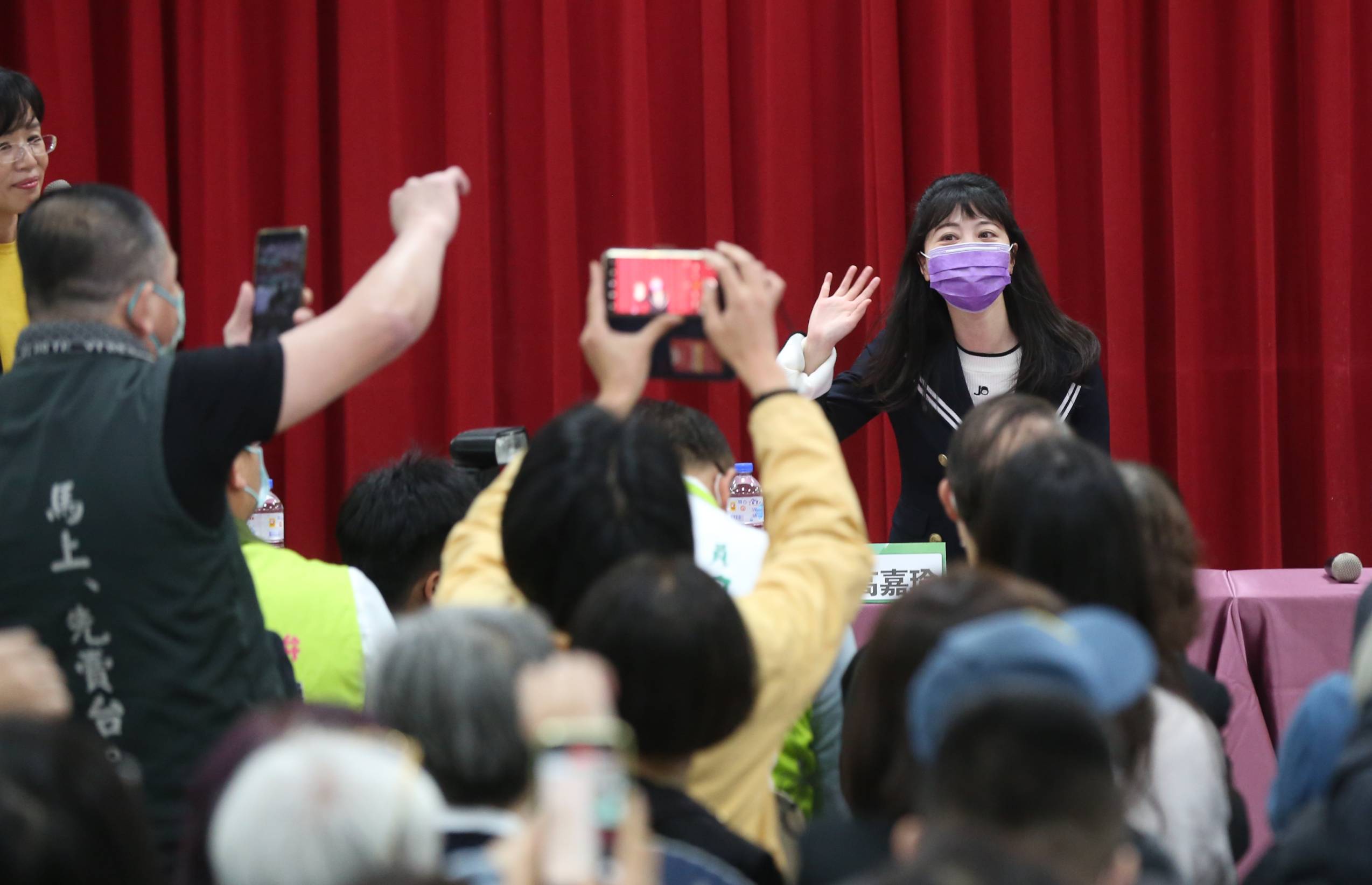 面對台下激烈的反對聲音,高嘉瑜不忘安撫台下民眾,「你們不要再生氣了」。