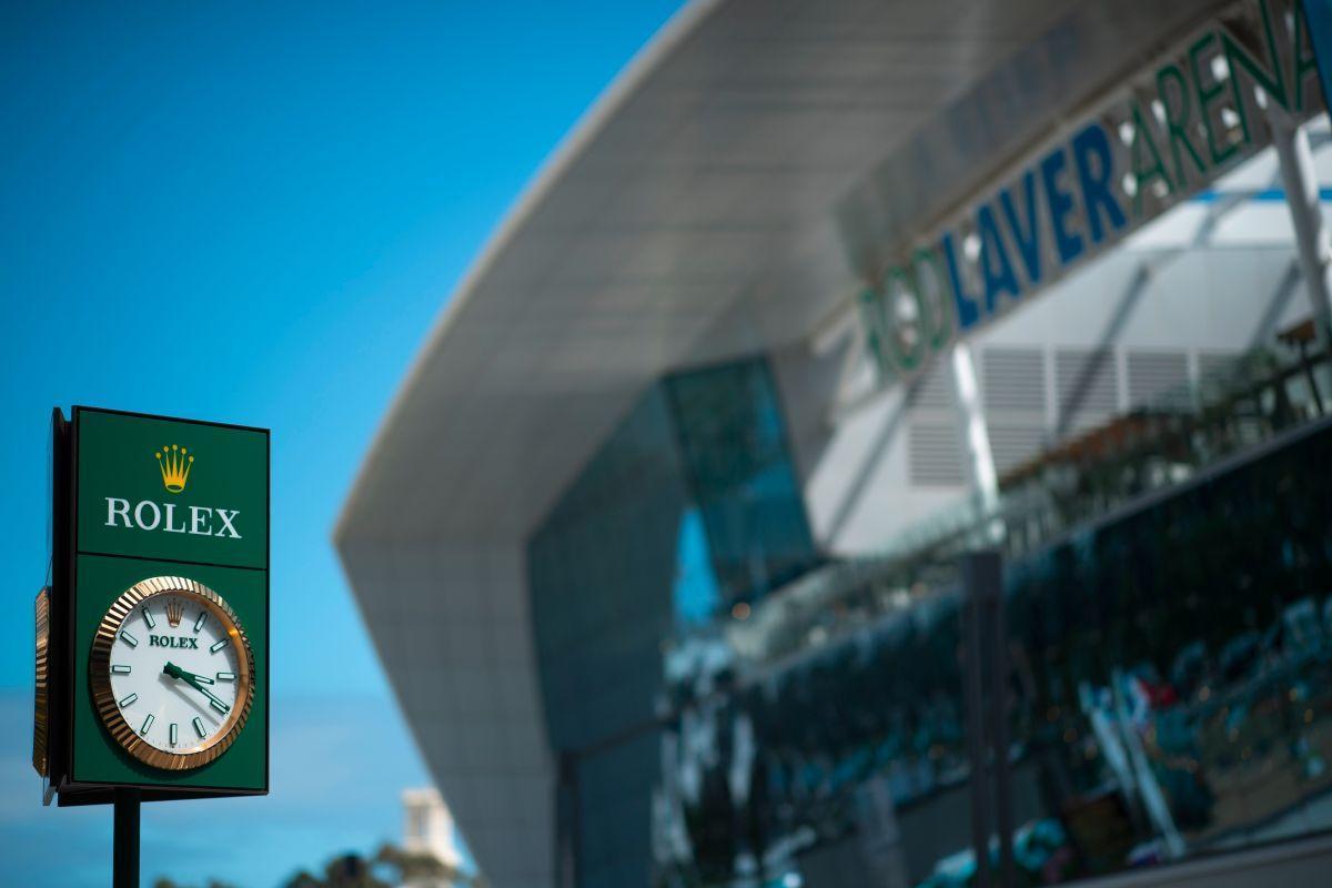 舉行澳洲網球公開賽的墨爾本公園「羅德拉佛球場」（Rod Laver Arena）的外觀，勞力士計時器閃閃發光。該球場得名於勞力士代言人、三屆澳洲網球公開賽冠軍得主羅德拉佛的名號。（照片版權©Rolex／Antoine Couverce）