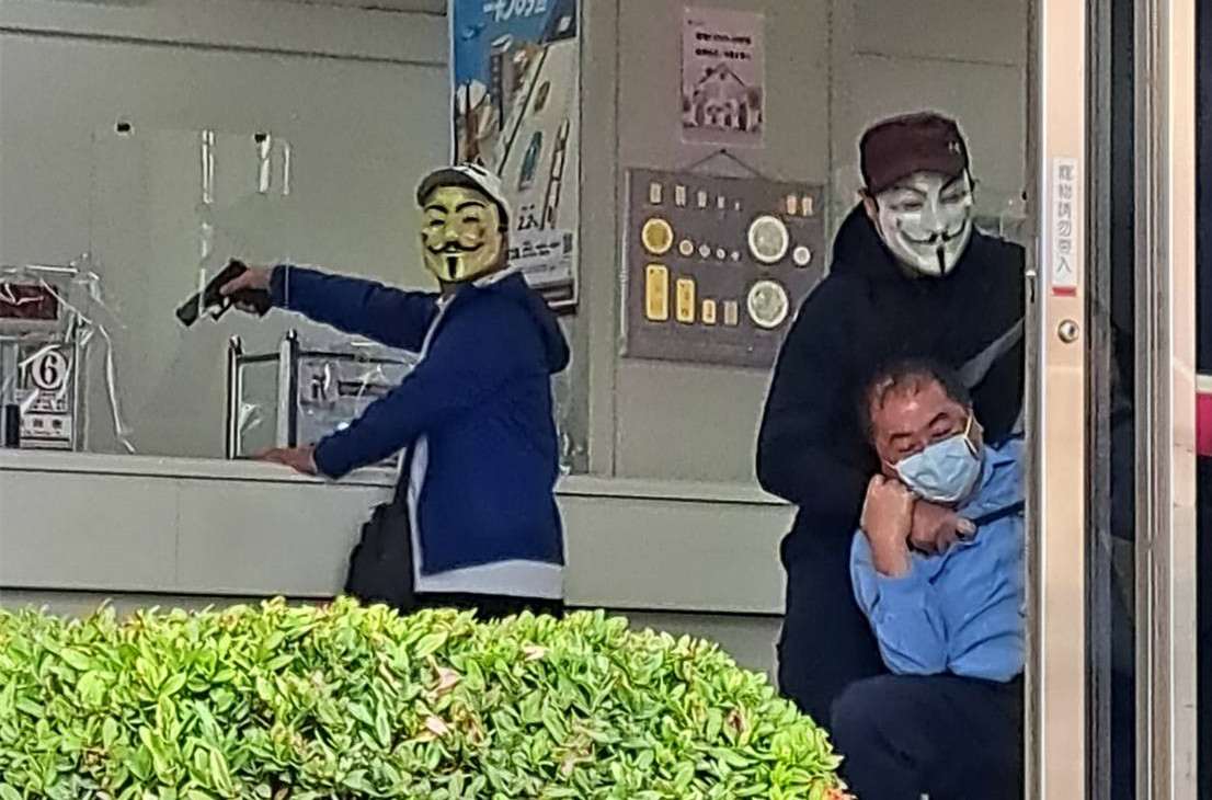 高雄市鼓山分局銀行去年2月曾遭遇搶案，男子駕駛保時捷跑車、持改造槍枝喝令行員交出金錢，警方在2分鐘內迅速到場制伏歹徒，成功化解危機。（鼓山分局提供）