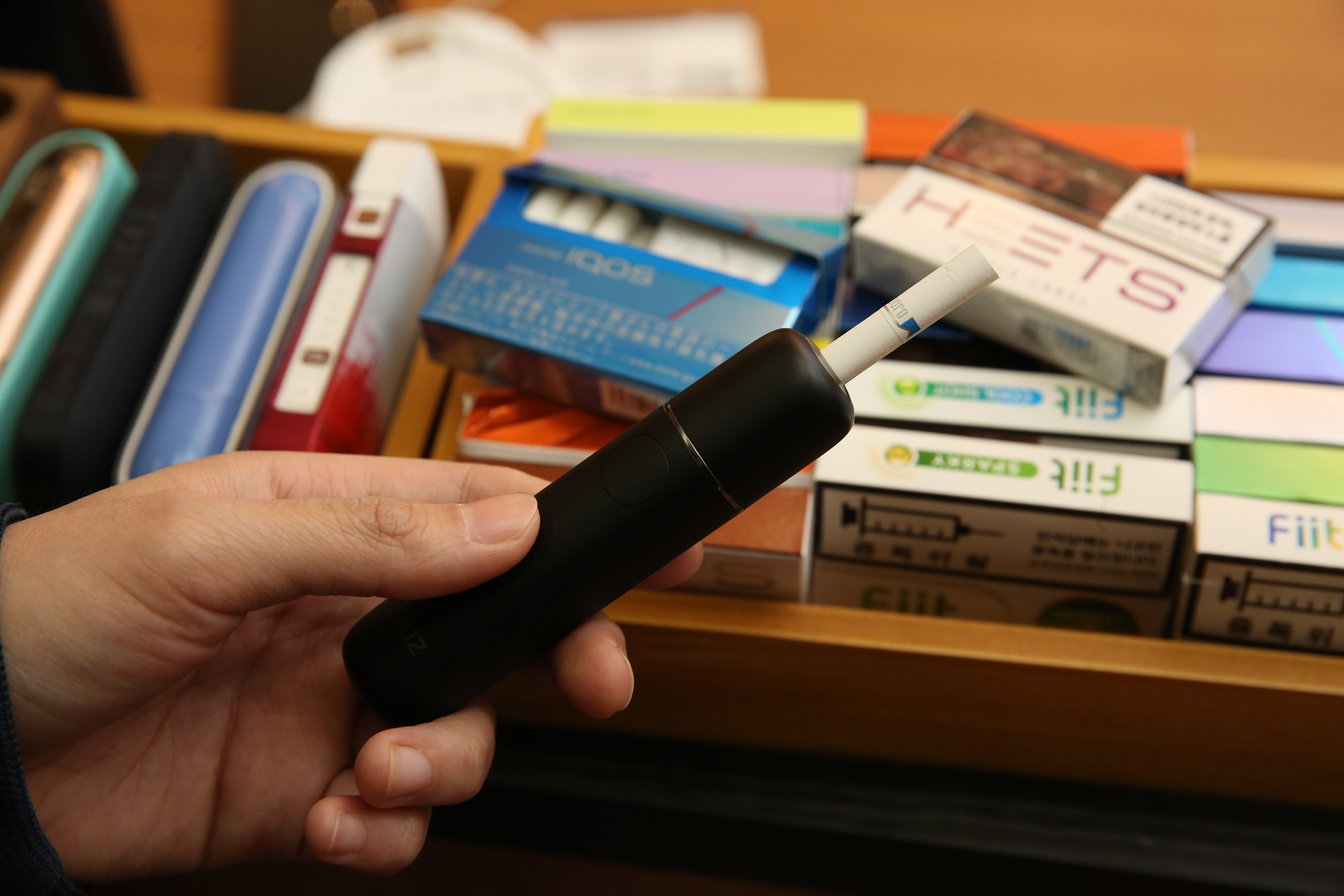 《菸害防制法》修正案12日三讀通過，台灣拒菸聯盟含淚接受但會持續監督；圖為加熱菸示意圖。（本刊資料照）