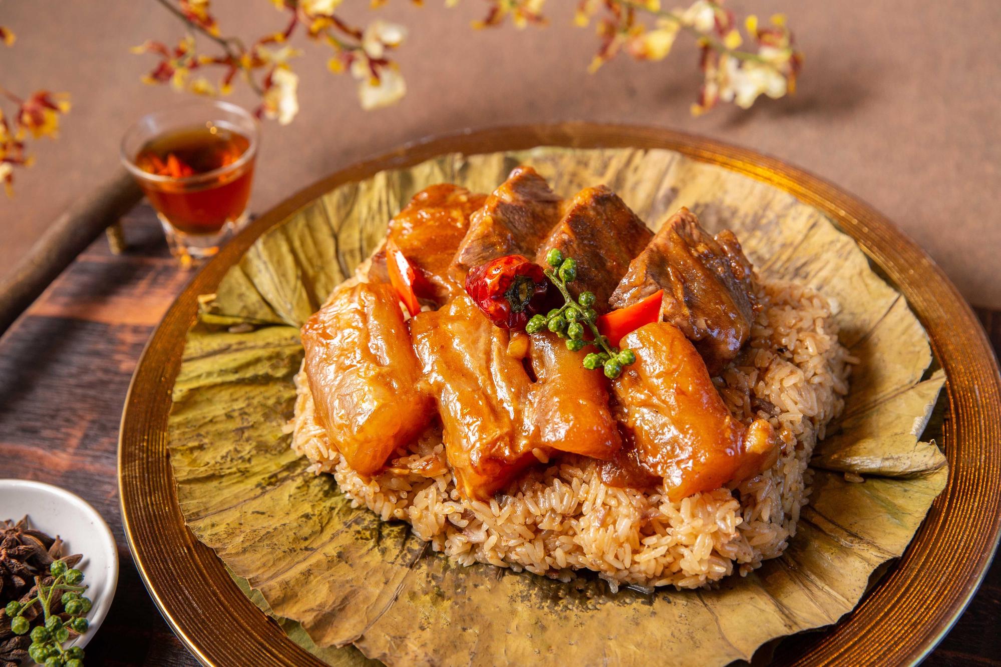 「青藤椒牛腮飯」和牛腮肉、牛筋滷得軟嫩可口，米飯中還有藤椒與和牛油脂的醇香。（980元／份）（台北萬豪酒店提供）