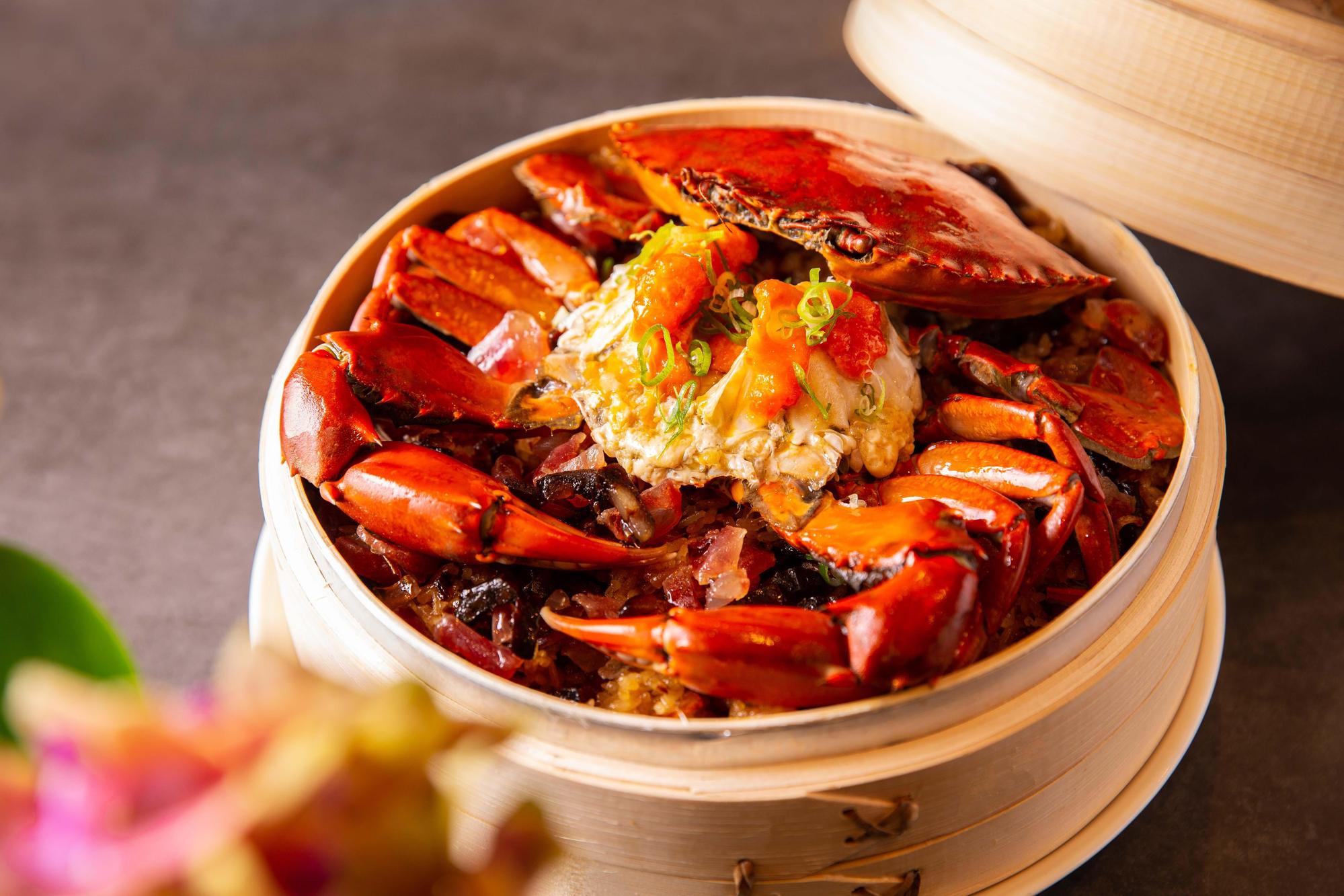 採當日烹飪常溫供應的「紅蟳臘味飯」，嚴選時令肥美紅蟳搭上主廚特製港式臘味，鮮上加鮮。（1,880元／份）（台北萬豪酒店提供）