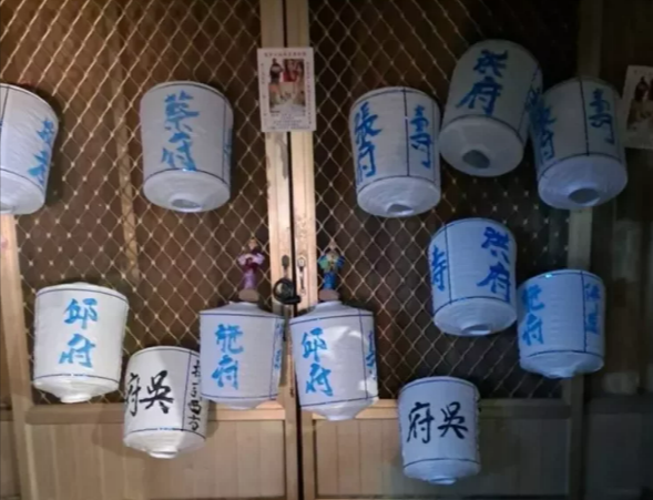 江姓男子以黃姓男子欠債失聯為由，在黃的岳母家吊掛冥燈鬧場。（翻攝畫面）