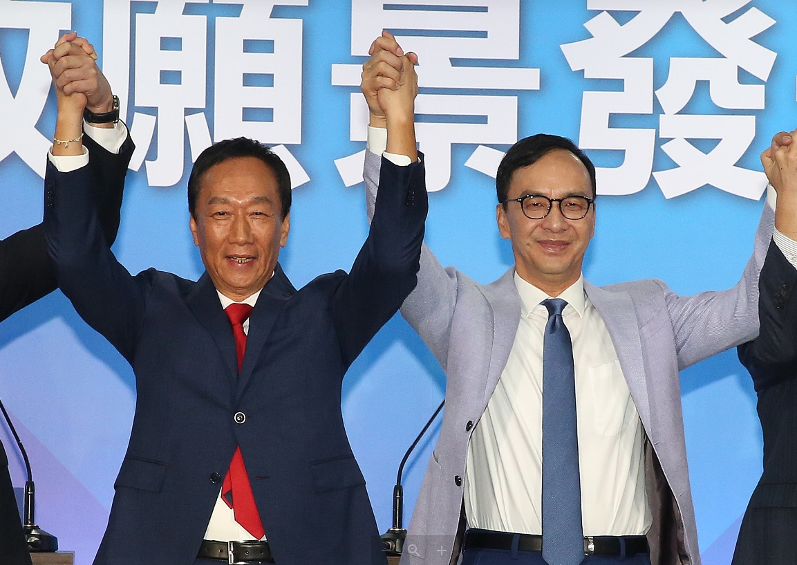 是否邀郭台銘（左）重返國民黨？朱立倫（右）話沒說死。（本刊資料照）