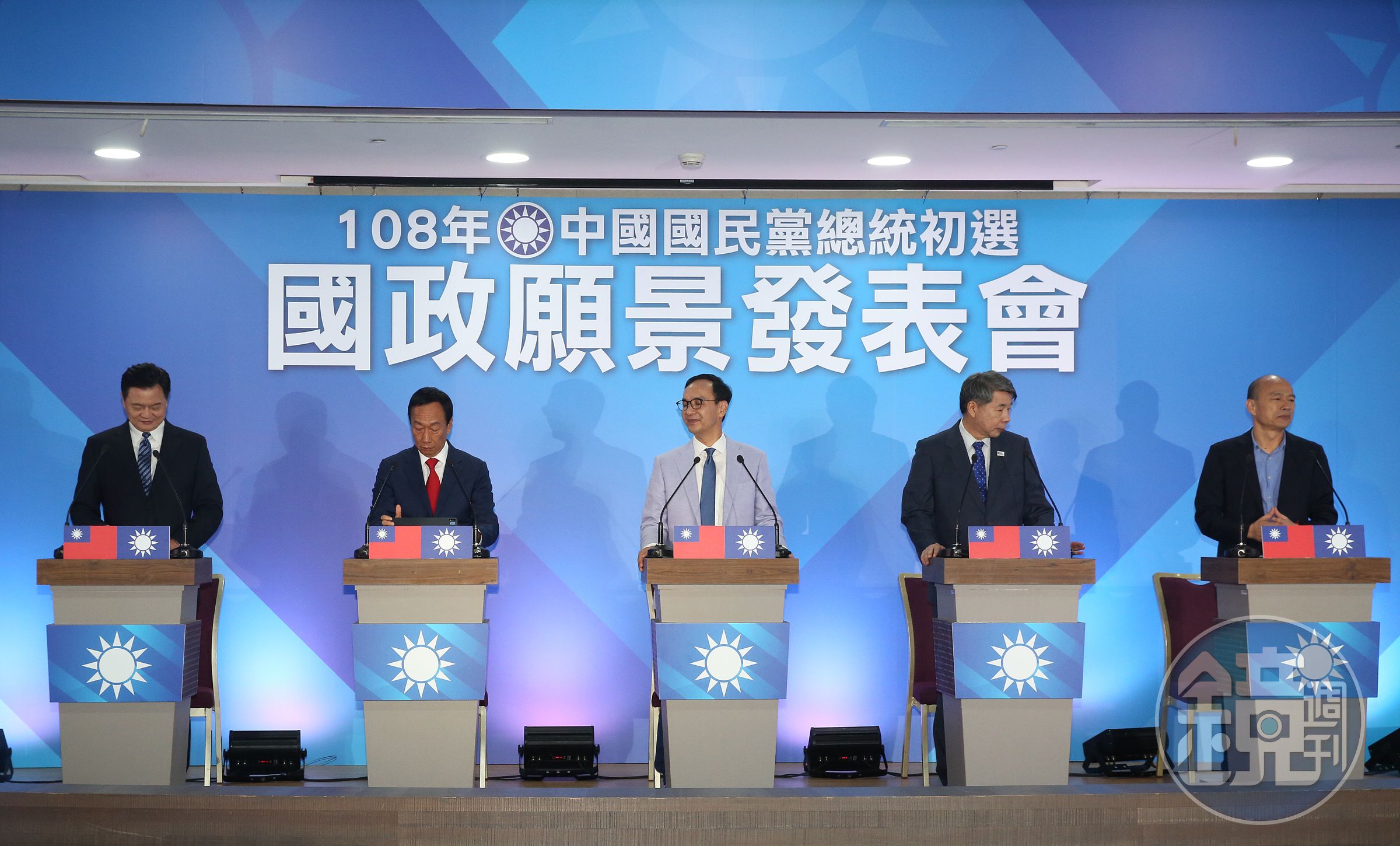 郭台銘(左2)2019年時就曾參加國民黨總統初選,但最終敗給韓國瑜(右1)未能出線。如今張亞中(右2)已表態再度投入初選,而朱立倫(中)仍對是否參選沒有鬆口。(本刊資料照)