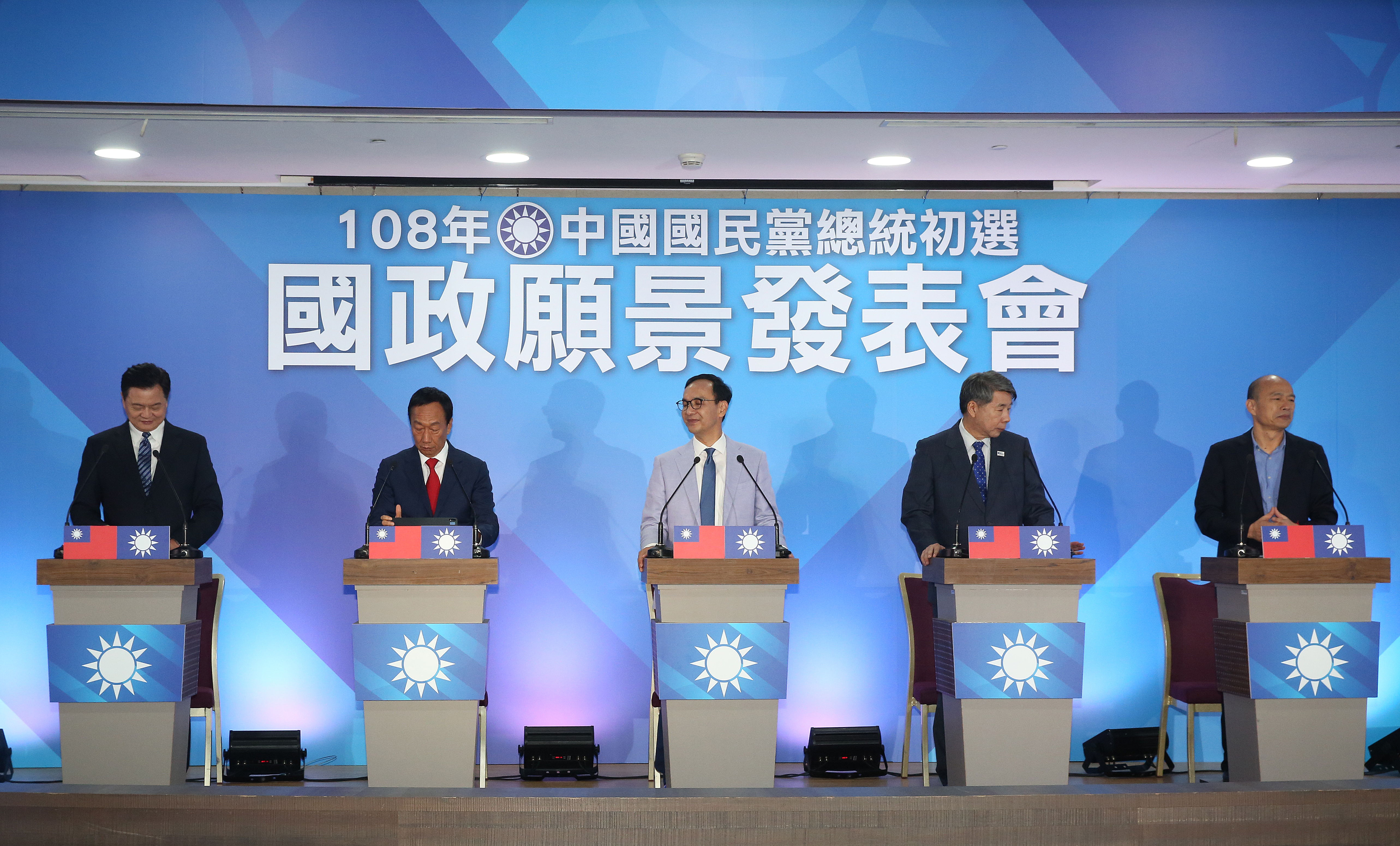 郭台銘（左2）2019年時就曾參加國民黨總統初選，但最終敗給韓國瑜（右1）未能出線。如今張亞中（右2）已表態再度投入初選，而朱立倫（中）仍對是否參選沒有鬆口。（本刊資料照）