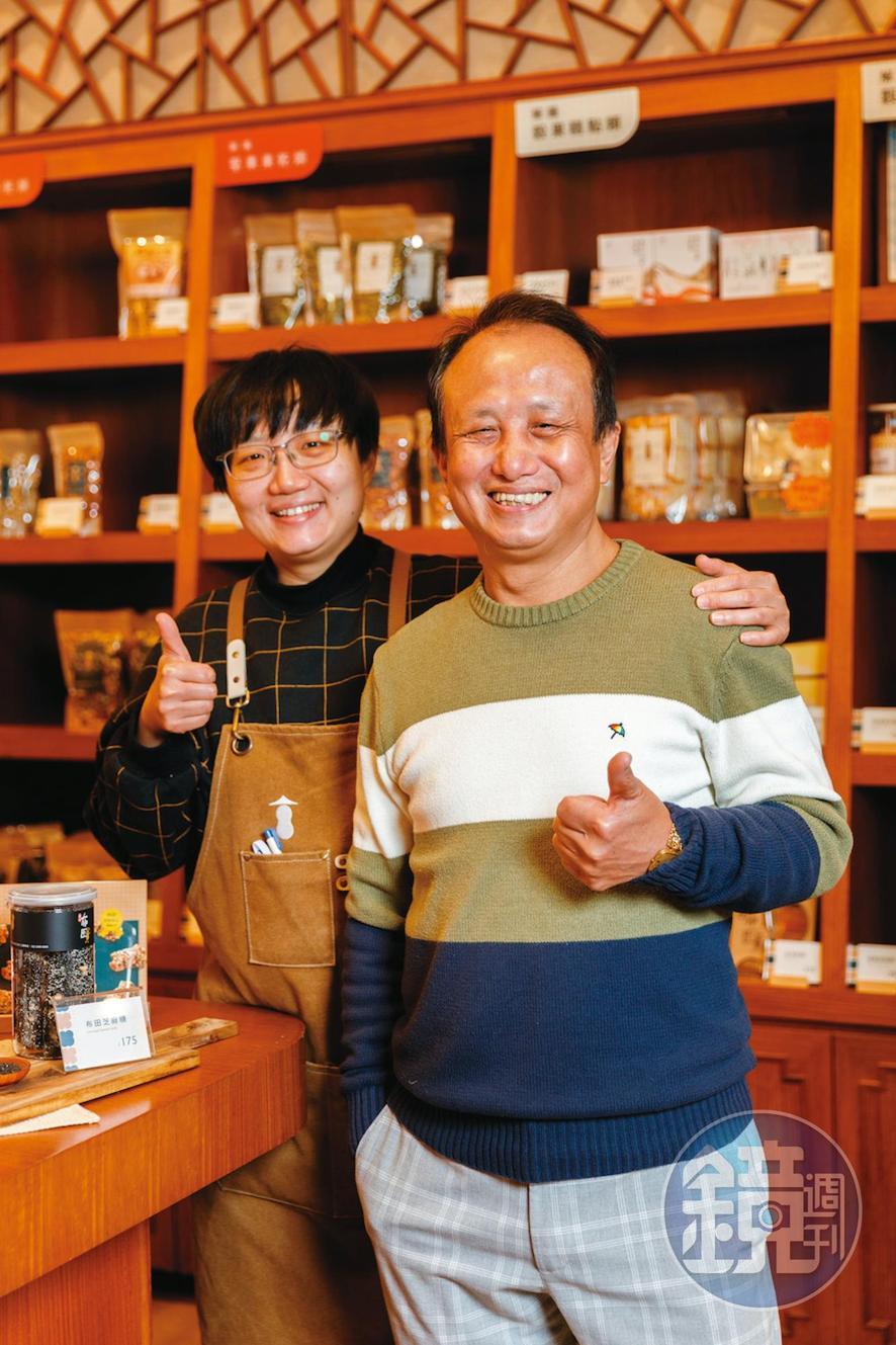 第二代老闆陳錦村接下傳統製糖技術並成功轉型,如今也逐漸交棒給讀食品科學的女兒陳家穎(左)。