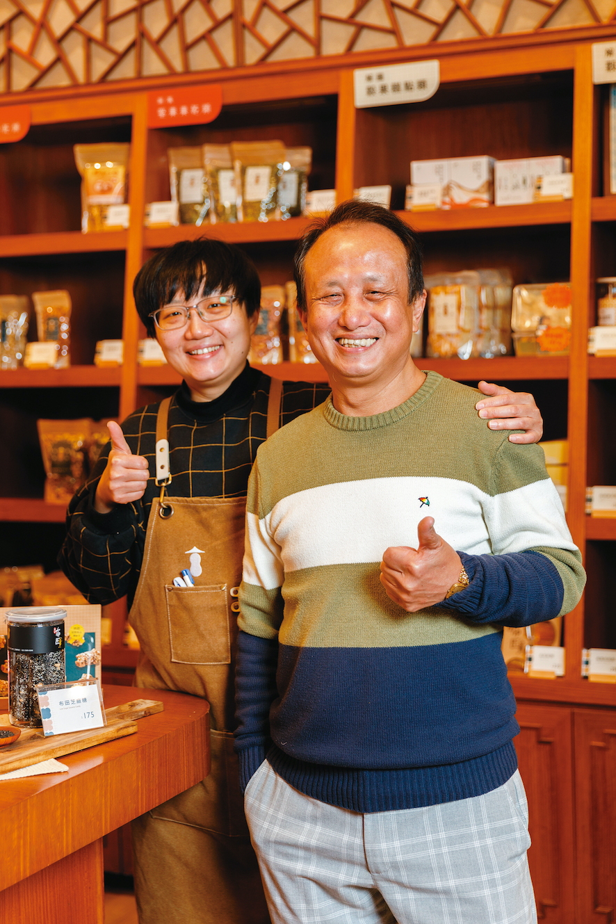 第二代老闆陳錦村接下傳統製糖技術並成功轉型，如今也逐漸交棒給讀食品科學的女兒陳家穎（左）。