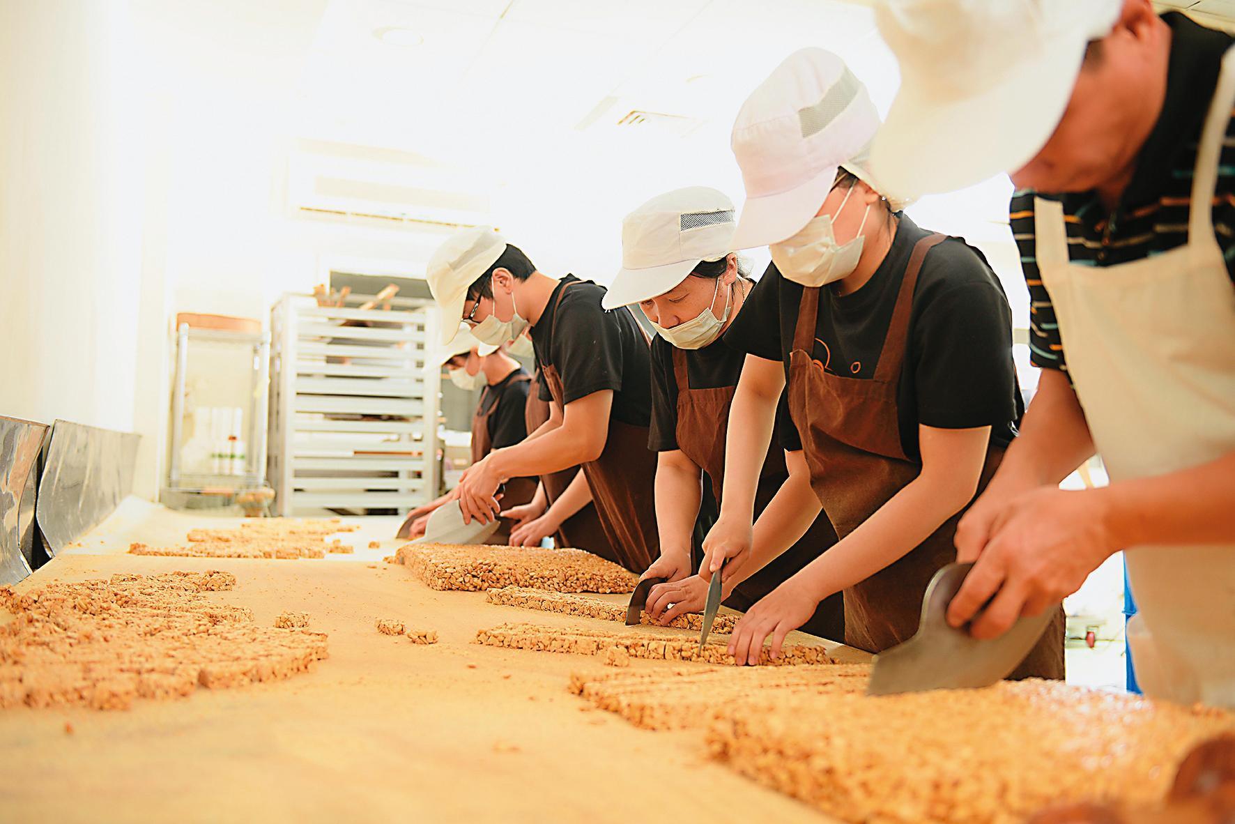 每塊花生糖都是手工製作。(布田食品提供)