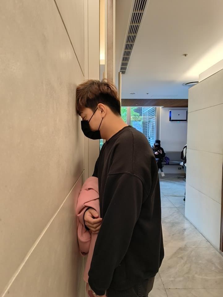 符瓊音老公一副懊惱,頭靠牆壁。(翻攝自符瓊音臉書)