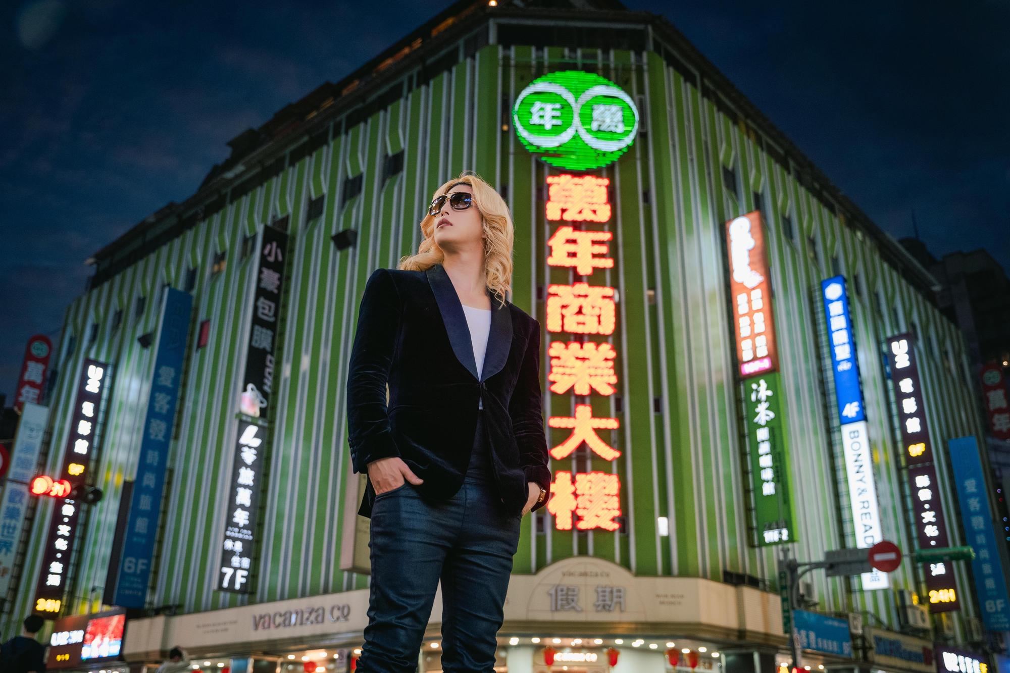 日本夜之帝王羅蘭在台北知名景點拍照，宣傳他首次推出的線上課程。（PressPlay Academy提供）