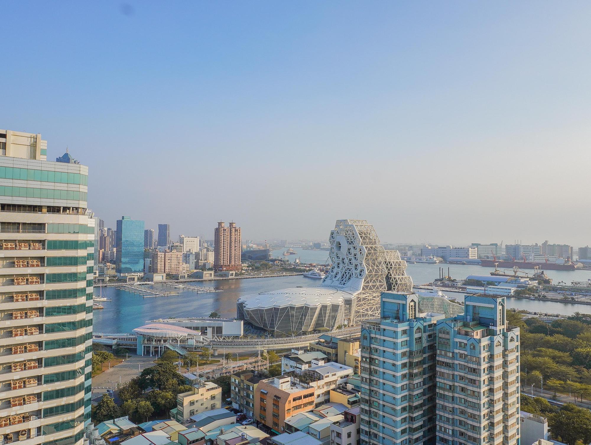福容高雄店:待在房內,即可愜意欣賞「高流建築群」及高雄港大景!(福容大飯店提供)