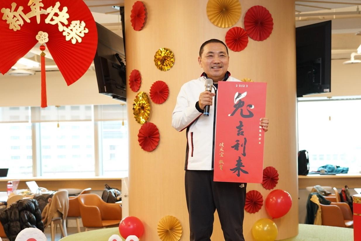 「兔吉利來」是一款創意的國台語雙語春聯。（新北市府提供）