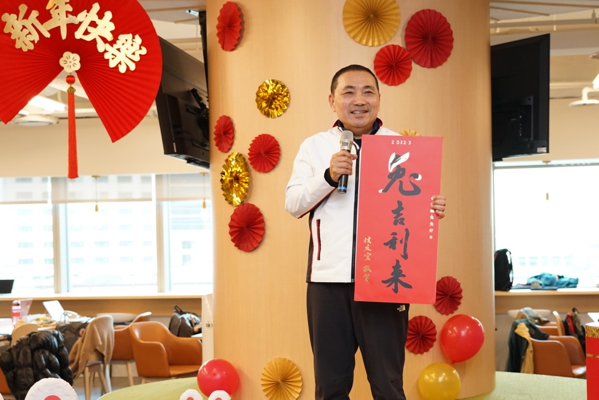 「兔吉利來」是一款創意的國台語雙語春聯。（新北市府提供）