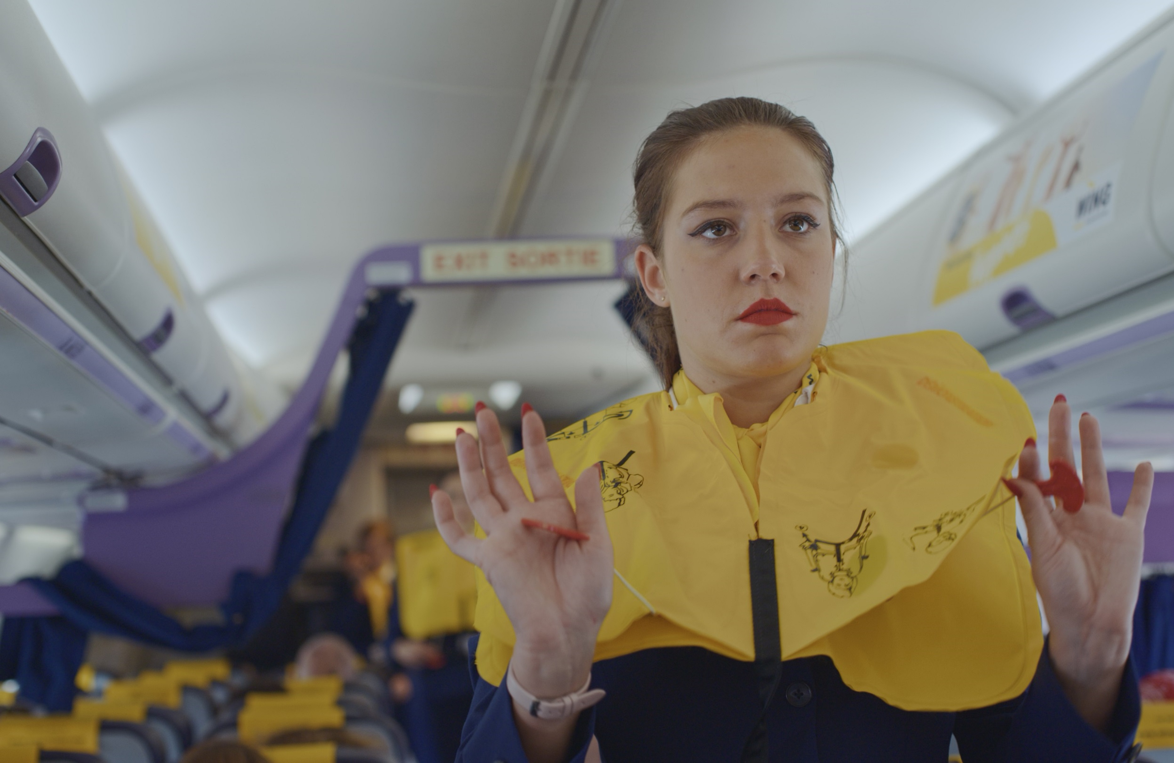 《空姐沒有明天》由女星阿黛兒艾薩卓普洛斯主演,呈現沒有人性的職場環境和荒腔走板的日常生活。 ( CATCHPLAY+提供)
