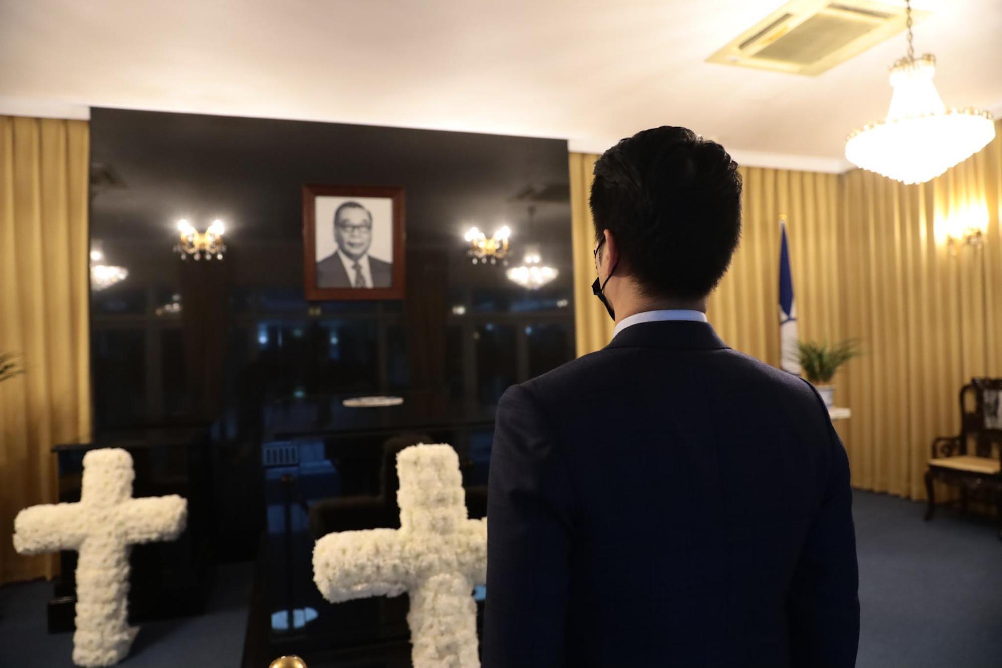 台北市長蔣萬安今晨前往悼念故總統蔣經國,全程未接受媒體採訪。(翻攝自蔣萬安臉書)