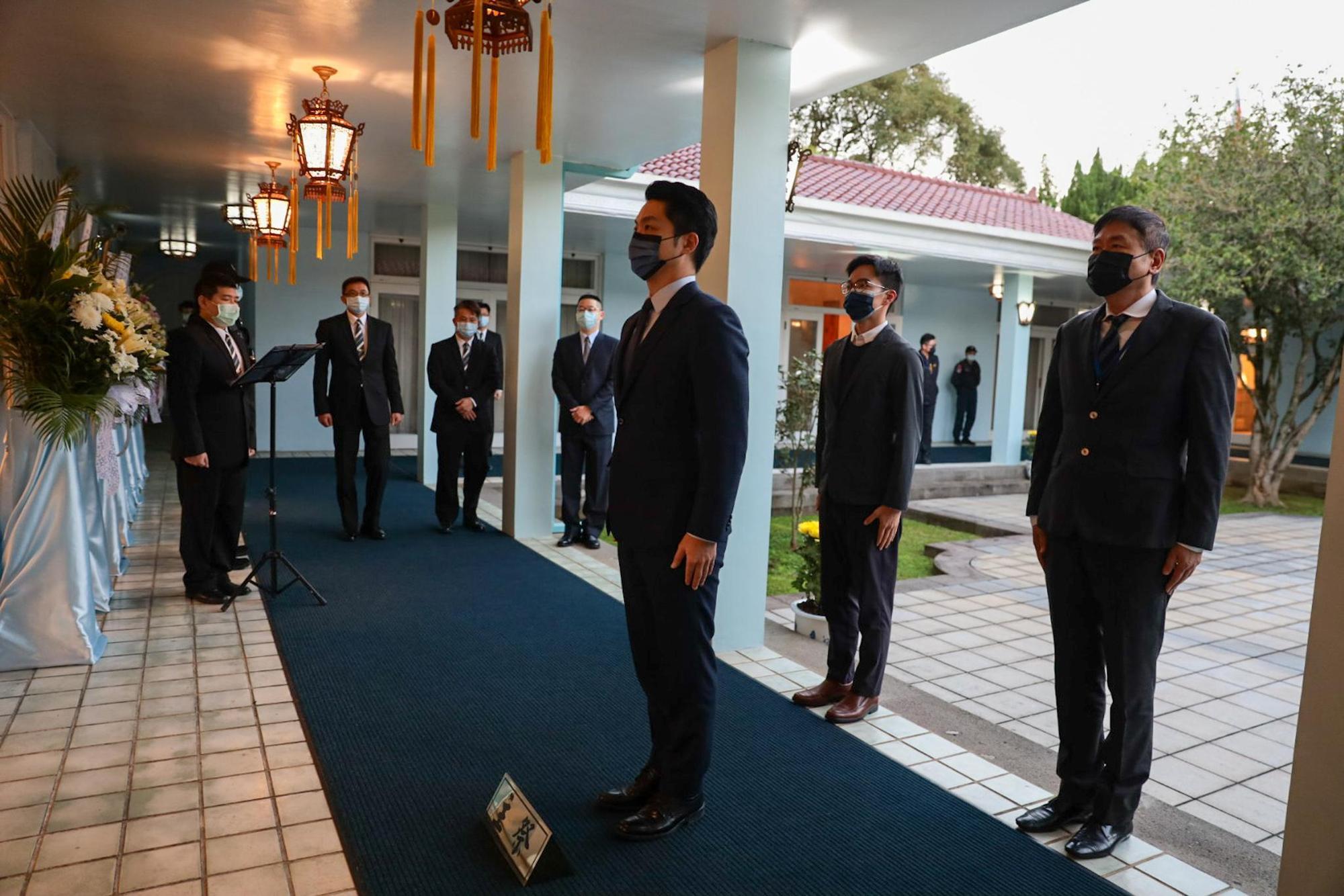 台北市長蔣萬安今晨前往悼念故總統蔣經國,全程未接受媒體採訪。(翻攝自蔣萬安臉書)
