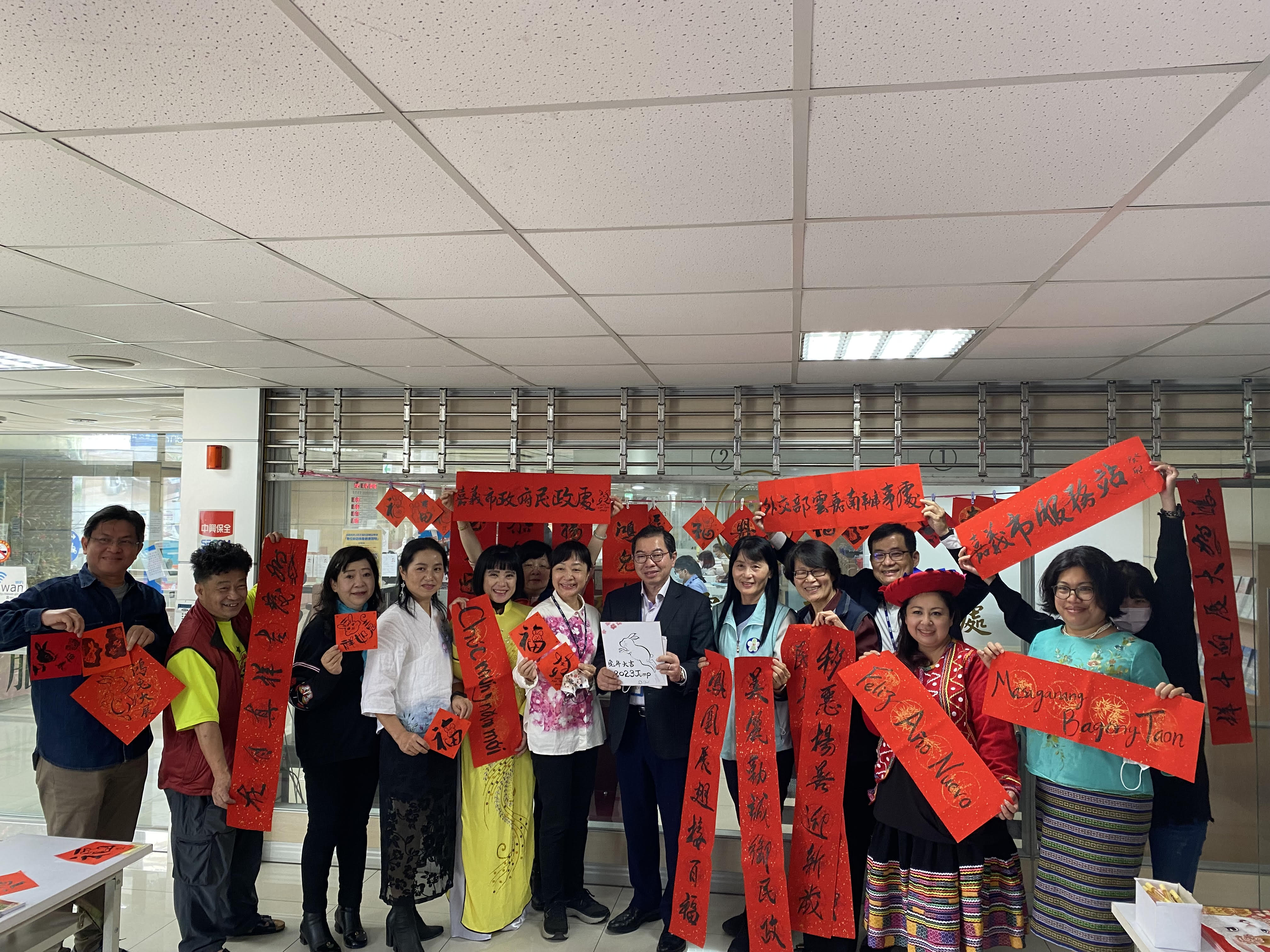 移民署跨機關邀請新住民一起揮毫寫春聯迎接農曆新年。(移民署提供)