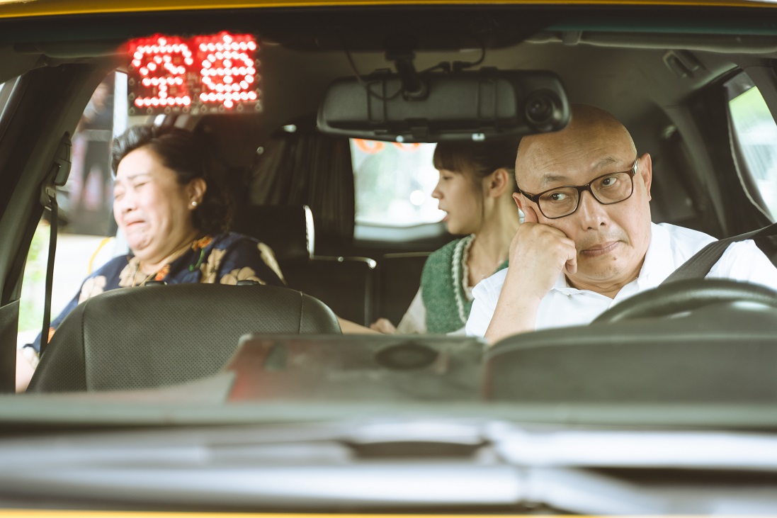 導演鄧安寧（右）當起計程車司機，與鍾欣凌（左）、黃姵嘉（中）這對「婆媳」對戲。（威視提供）