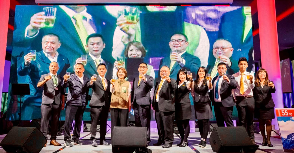 屏東縣縣長周春米(左4)和永慶房產集團加盟事業處總經理莊志成(左5)，與永慶屏東加盟四品牌的同仁一起同樂！