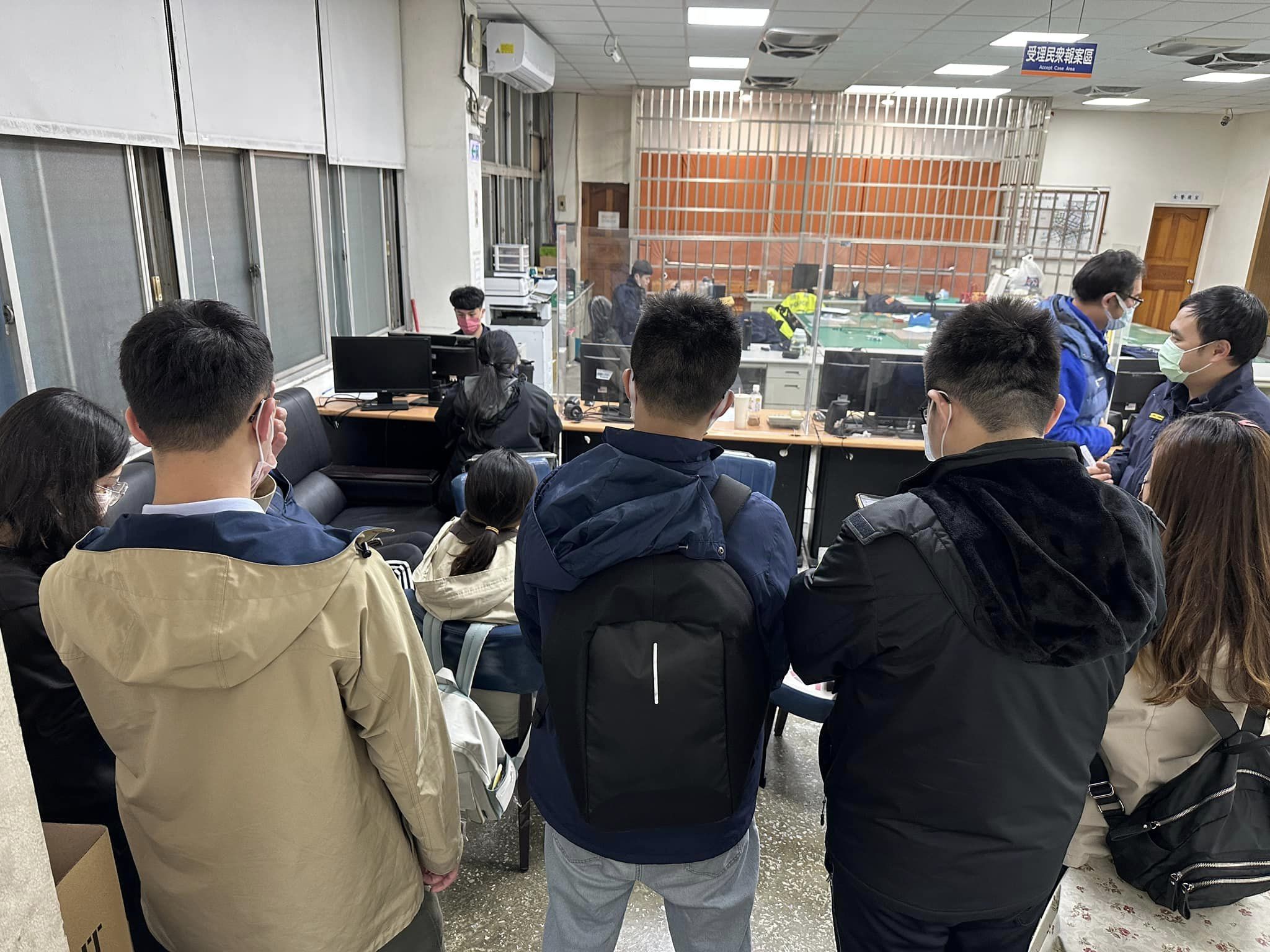 英代外語無預警倒閉，桃市議員魏筠帶學員前往派出所報案。（翻攝自魏筠臉書）