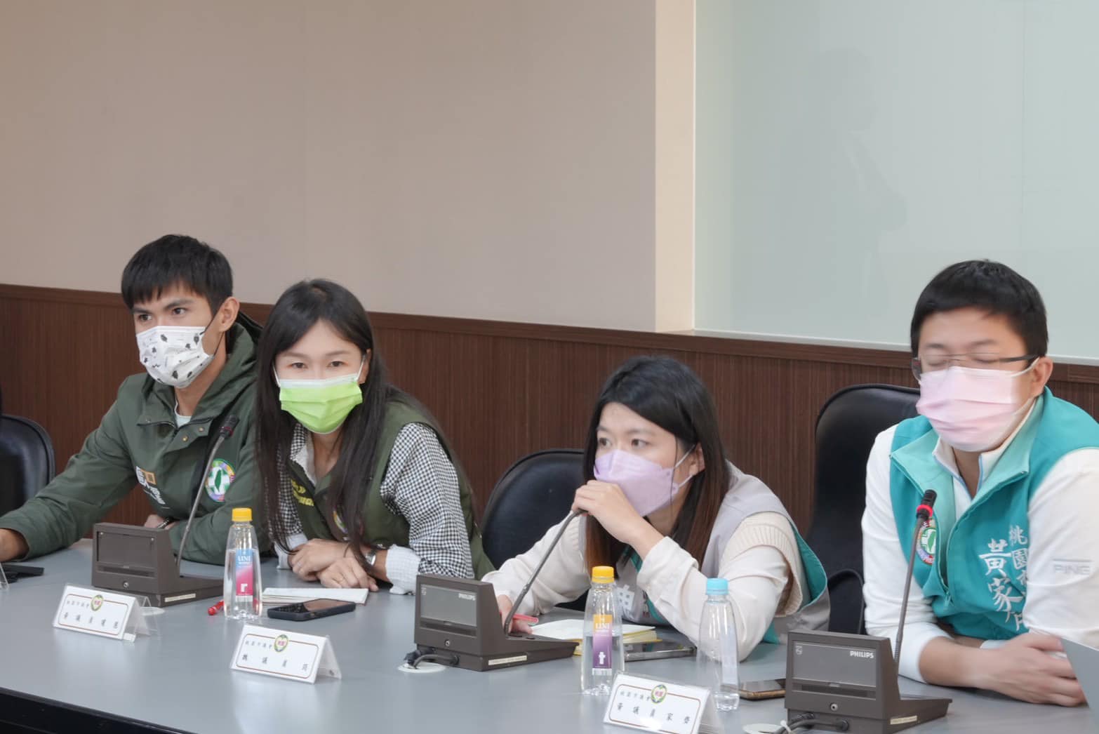 桃市府今上午召開協調會，歐陽霆（左起）、黃瓊慧、魏筠、黃家齊等議員出面協助為學員向業者協商後續處理事宜。（翻攝自歐陽霆臉書）