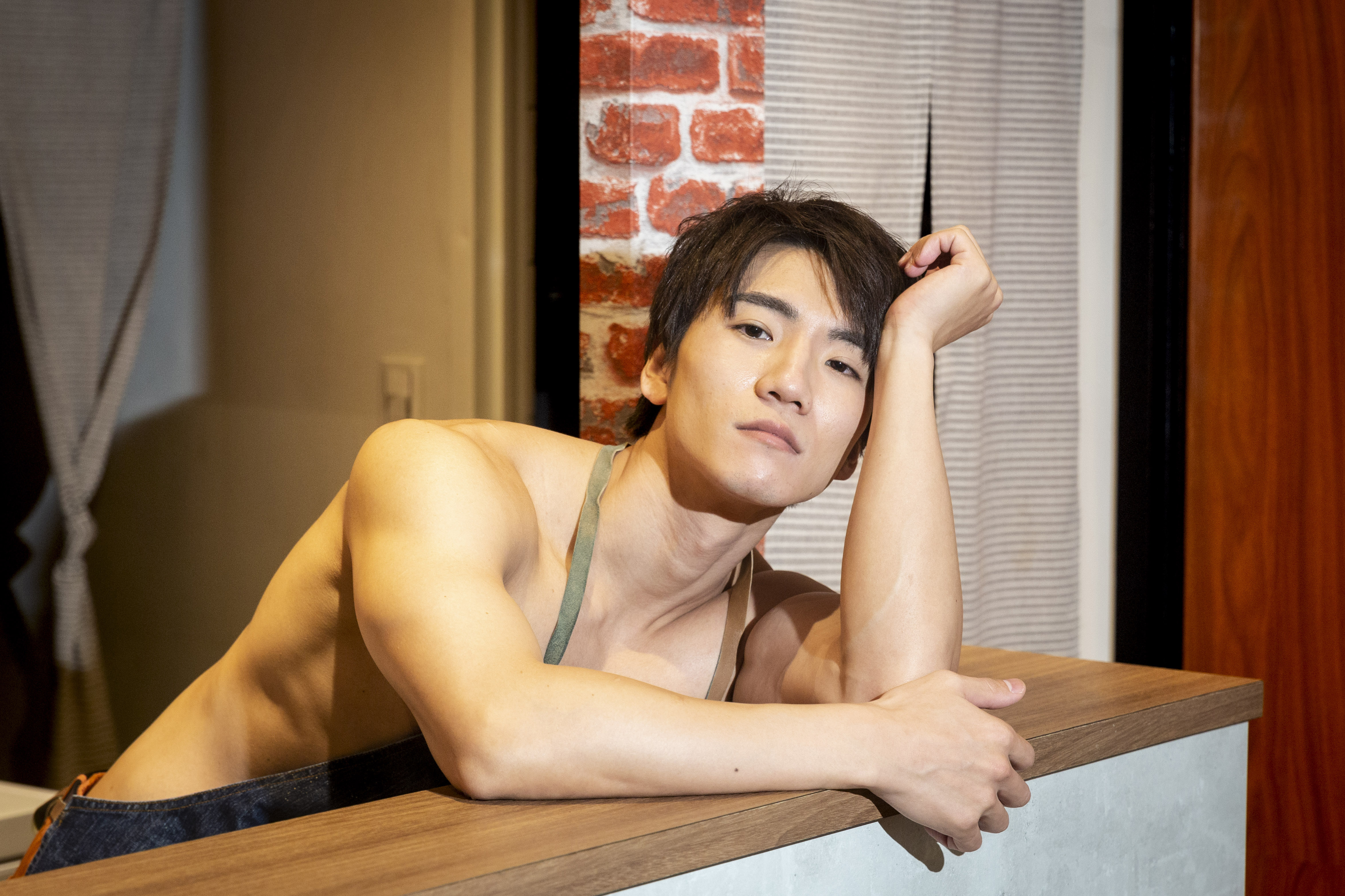 成宮仁在經紀人的建議下到美國挑戰，和當地男優拍攝吸取不同經驗。