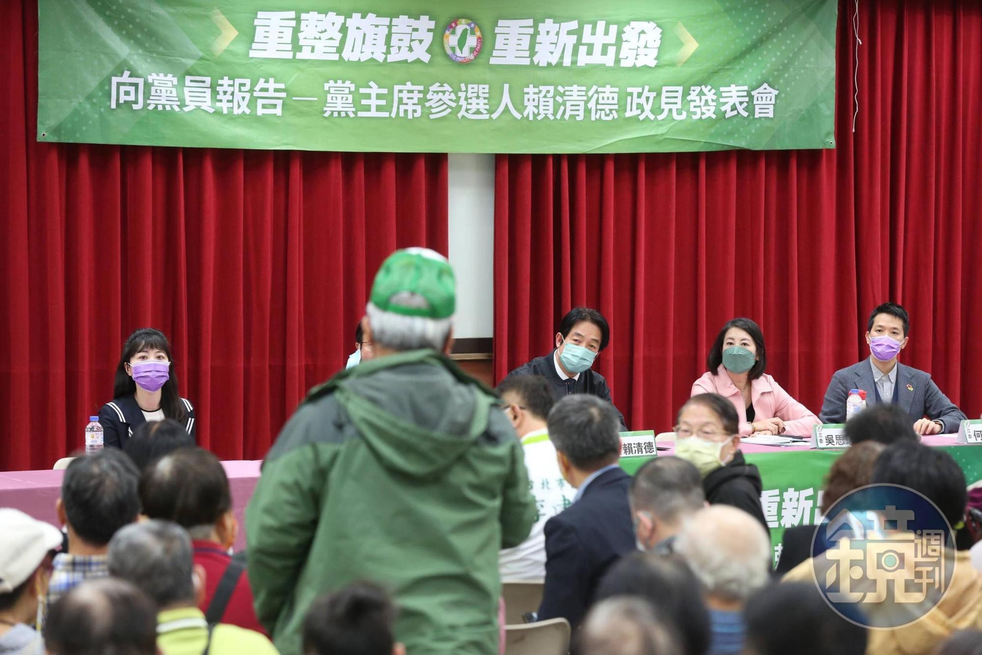 何志偉（右1）和高嘉瑜（左1）昨在黨員座談會期間先後遭到基層點名砲轟。
