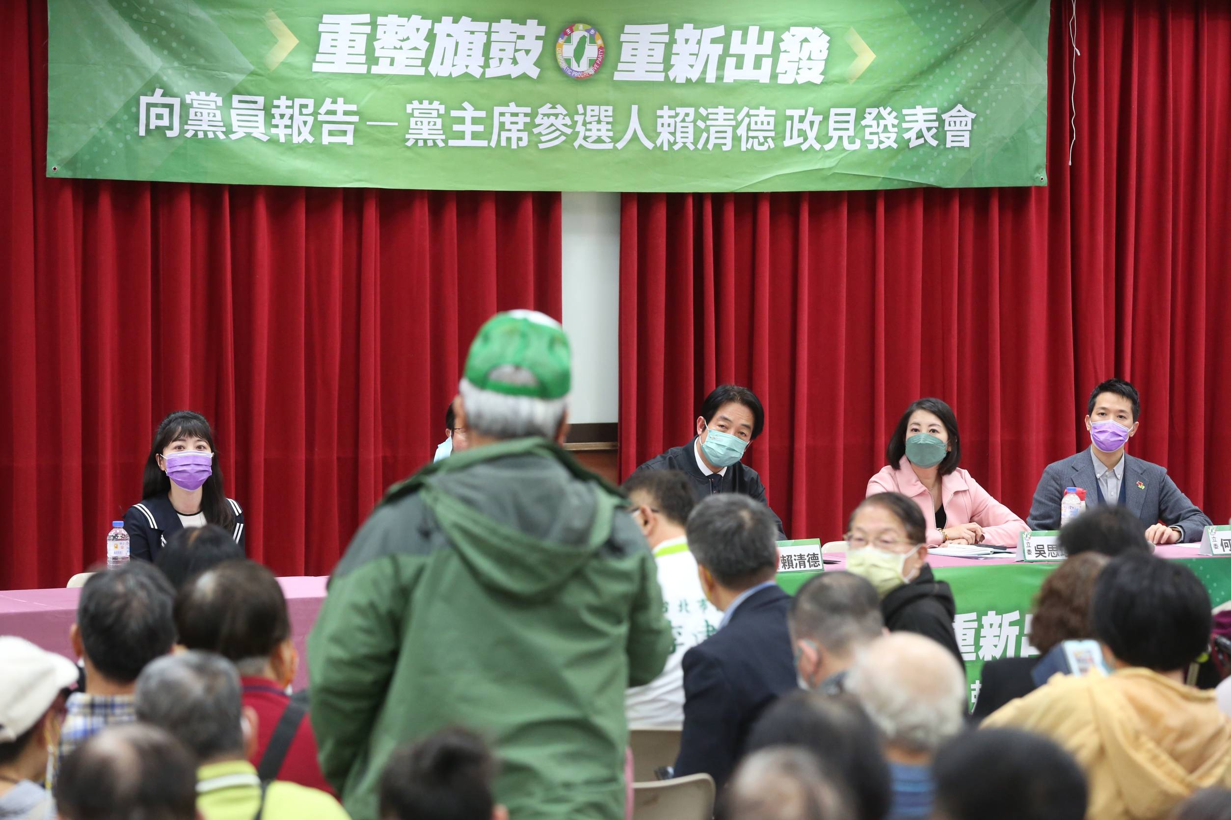 何志偉（右1）和高嘉瑜（左1）昨在黨員座談會期間先後遭到基層點名砲轟。