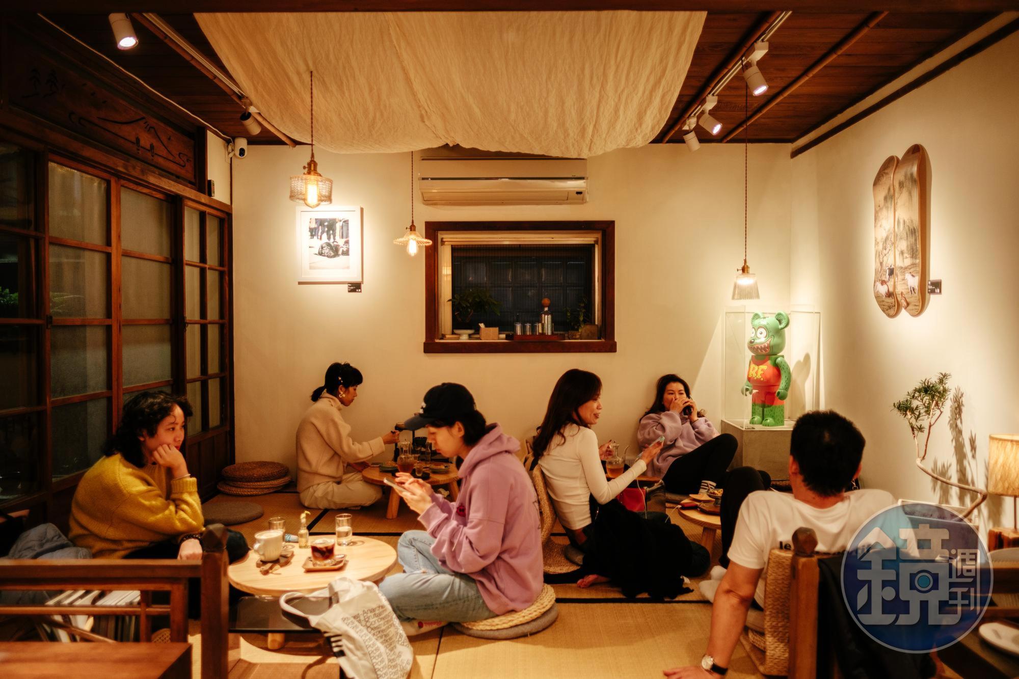 空間有分為和式榻榻米與一般座位區，店內不另外收服務費。