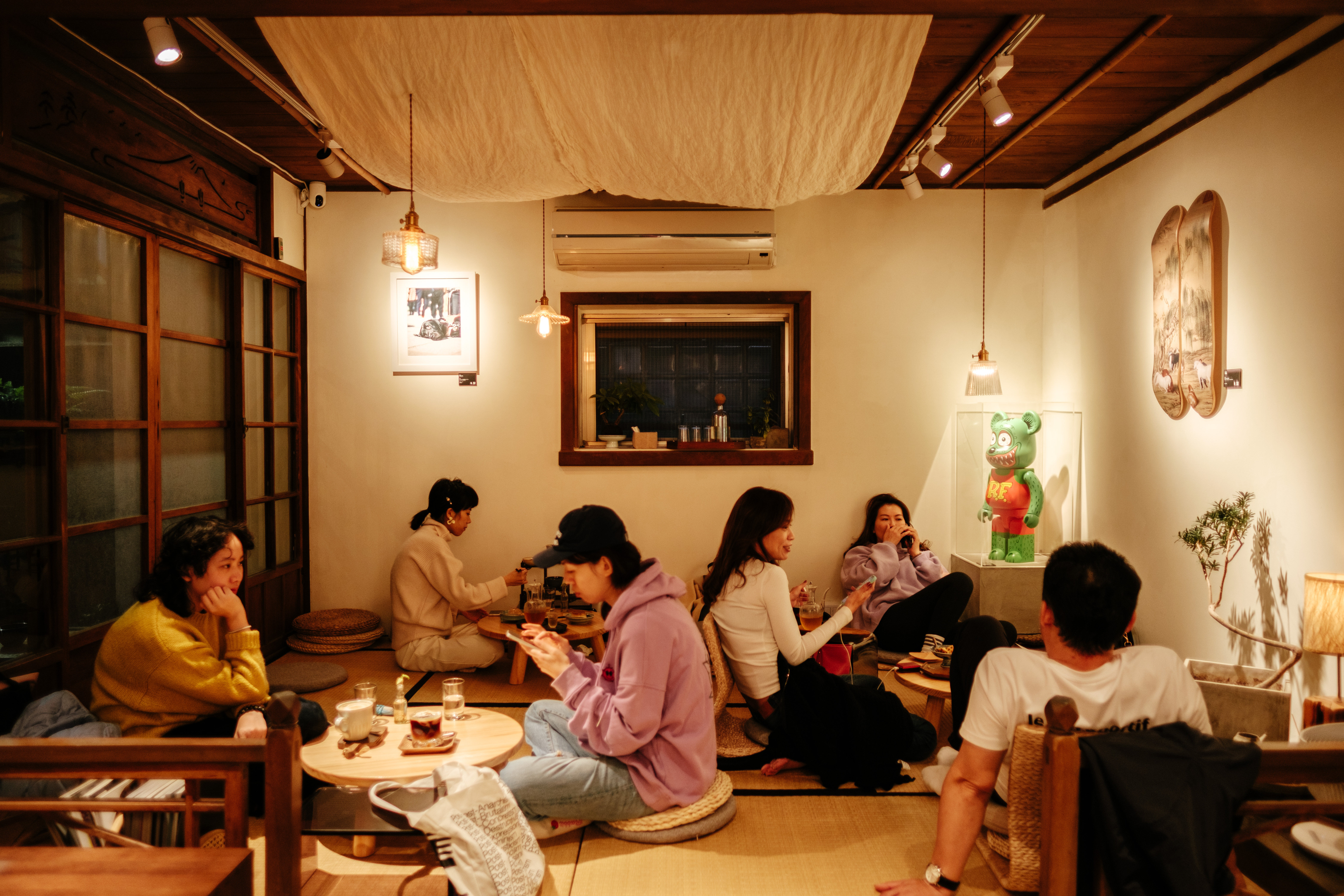 空間有分為和式榻榻米與一般座位區，店內不另外收服務費。