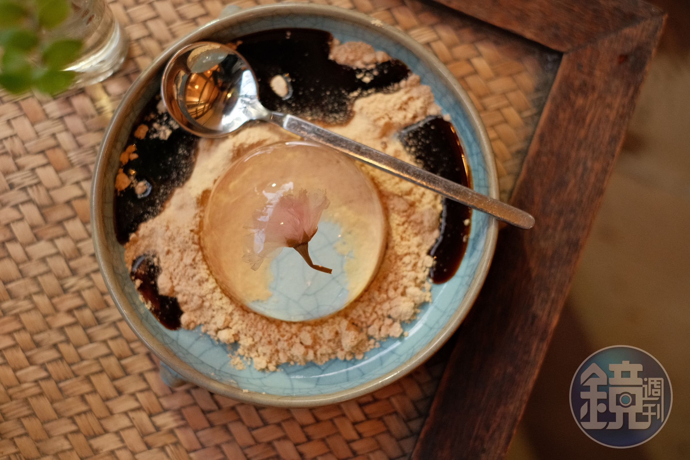 鏡花水月信玄餅，浪漫的名字像是水晶球般包覆著粉嫩櫻花的晶瑩剔透，虜獲少女心。
