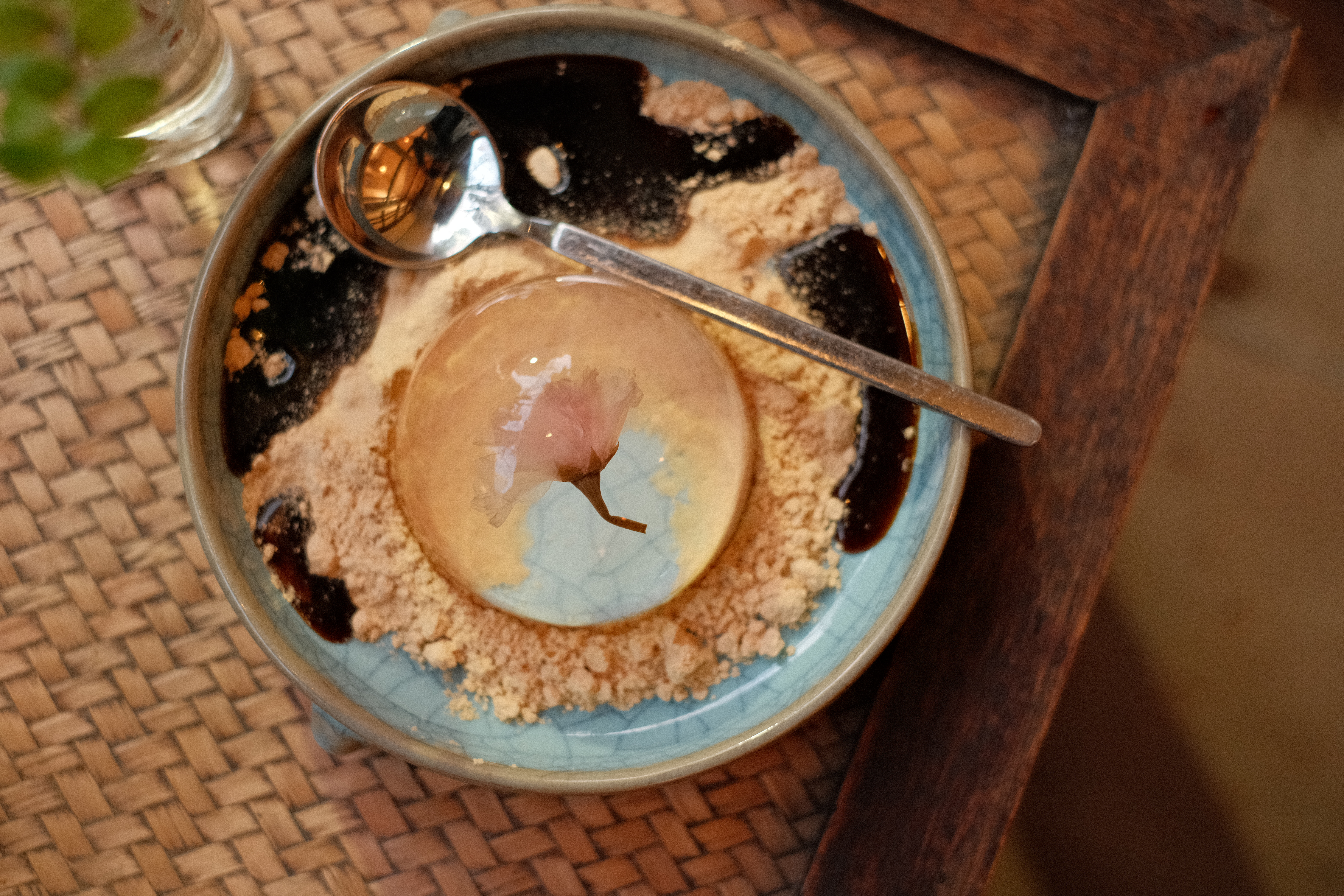 鏡花水月信玄餅，浪漫的名字像是水晶球般包覆著粉嫩櫻花的晶瑩剔透，虜獲少女心。