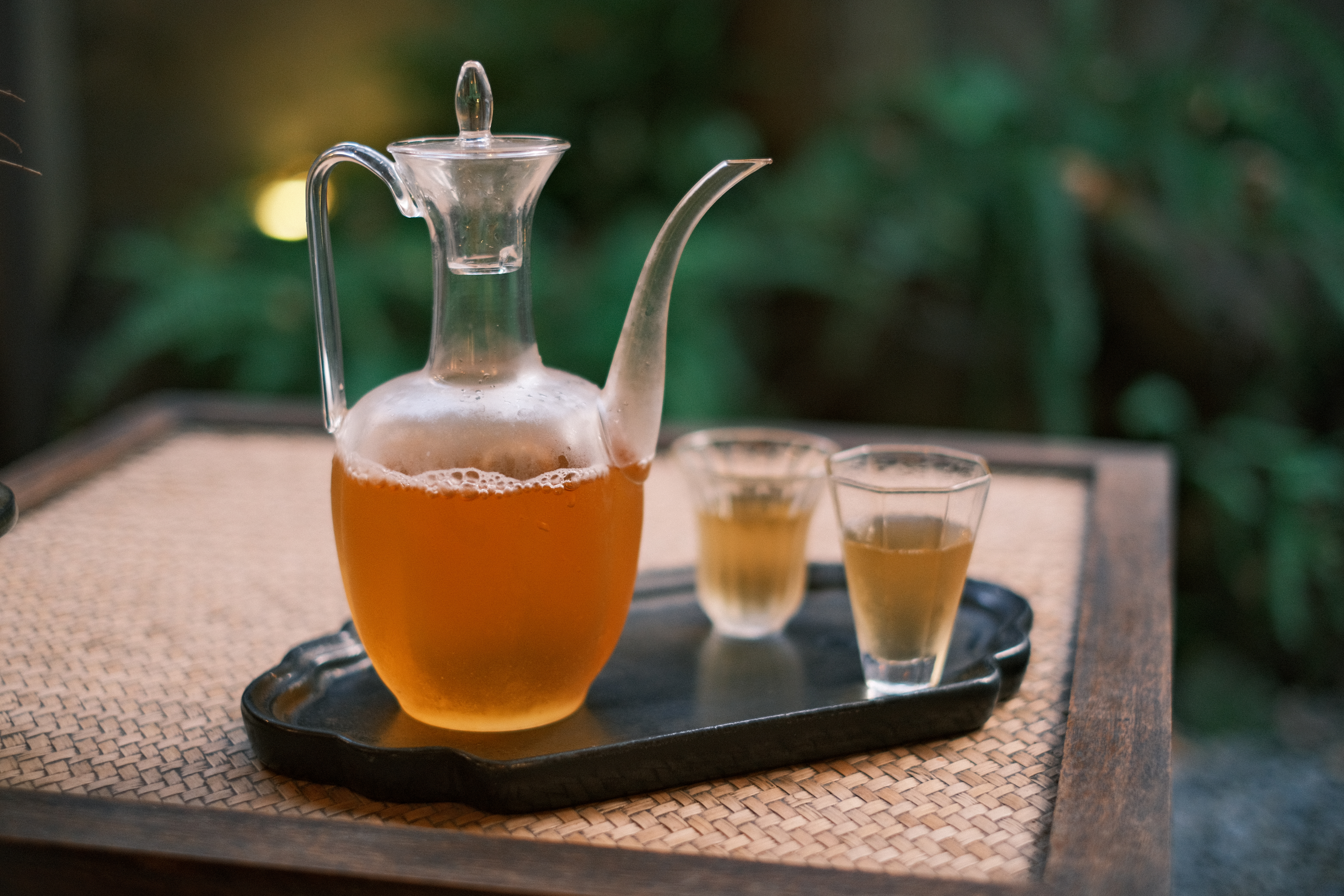 東方美人茶冷萃，甘甜不澀，柔順好入口。