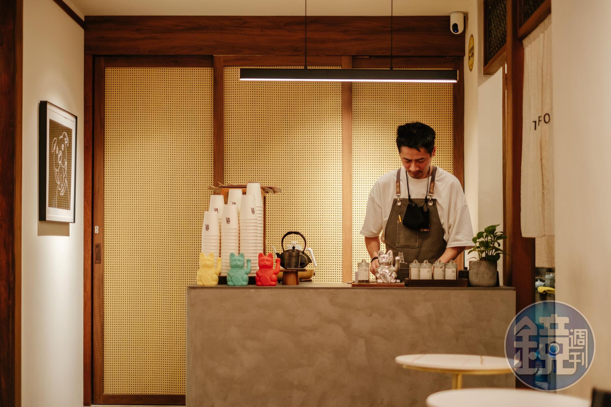 店主本身曾是全職創作人，感受到藝術者創作艱辛，藉由結合藝廊與茶咖啡館，提供創作者平台。