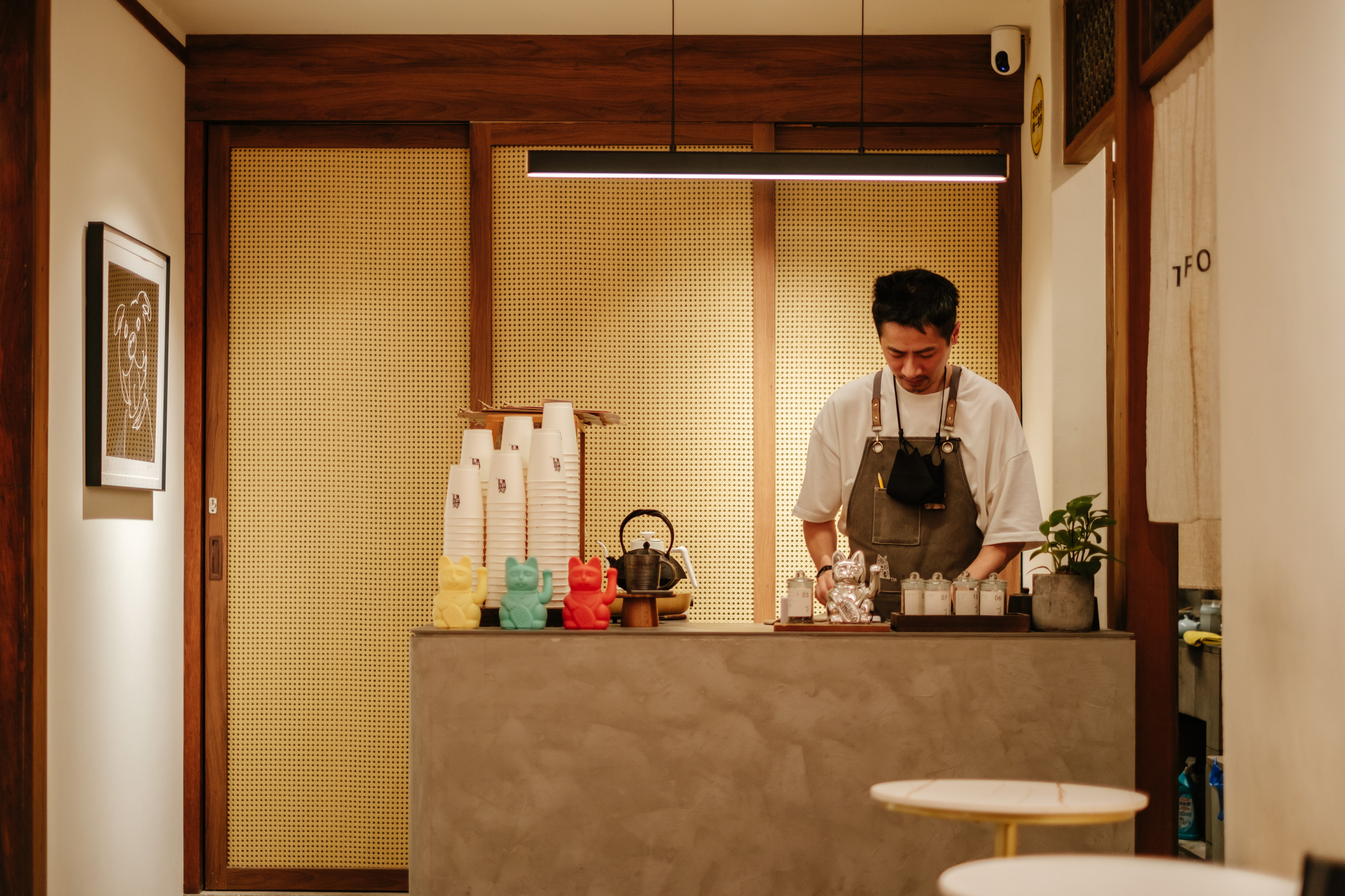 店主本身曾是全職創作人，感受到藝術者創作艱辛，藉由結合藝廊與茶咖啡館，提供創作者平台。