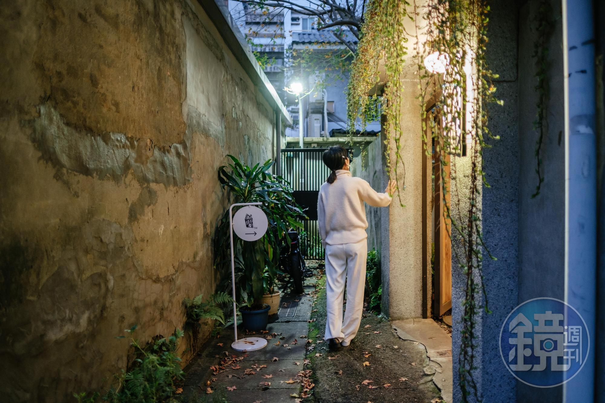 在車水馬龍的大安區住家內，鬧中取靜，佇立著這小小天地令人驚奇。