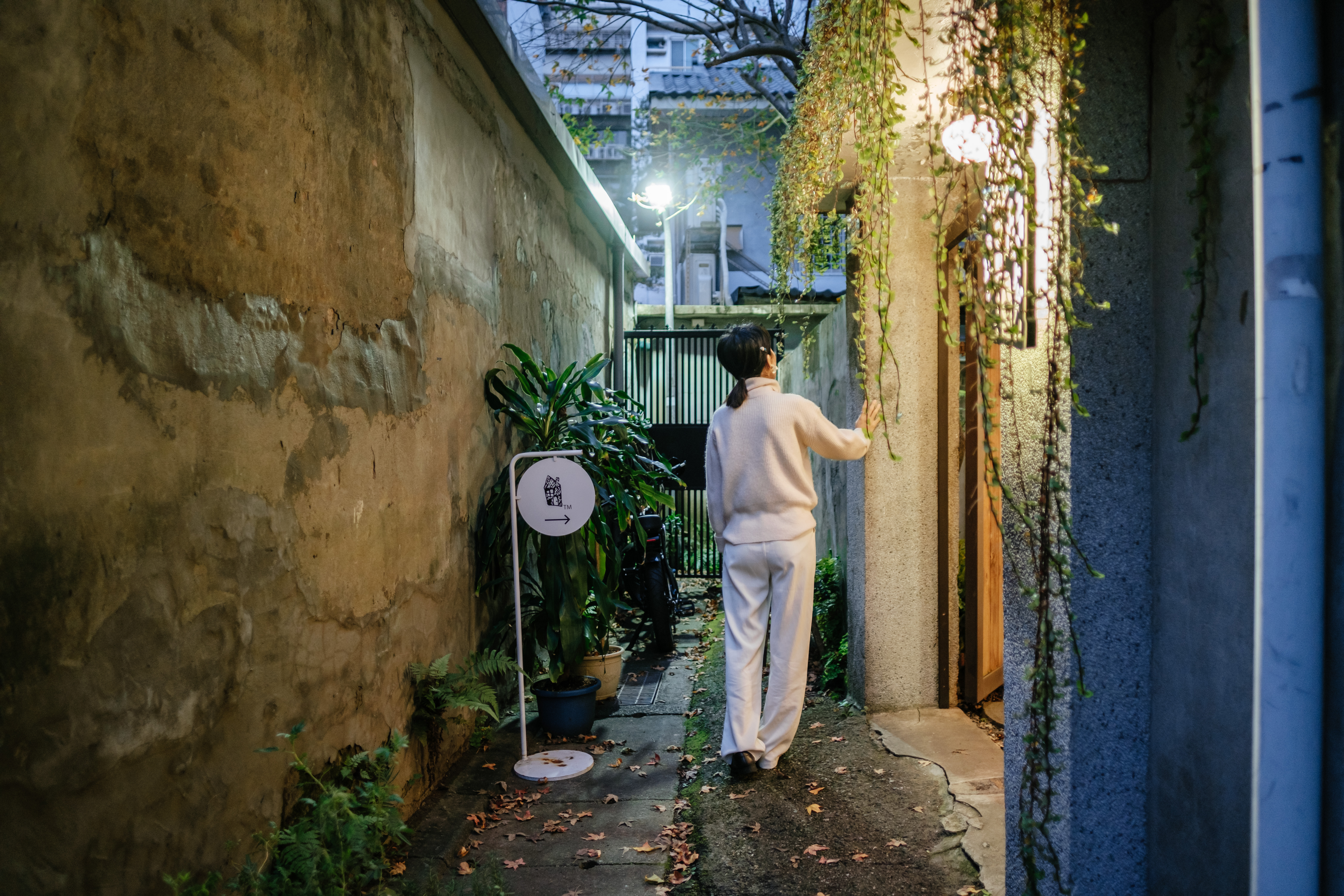 在車水馬龍的大安區住家內，鬧中取靜，佇立著這小小天地令人驚奇。