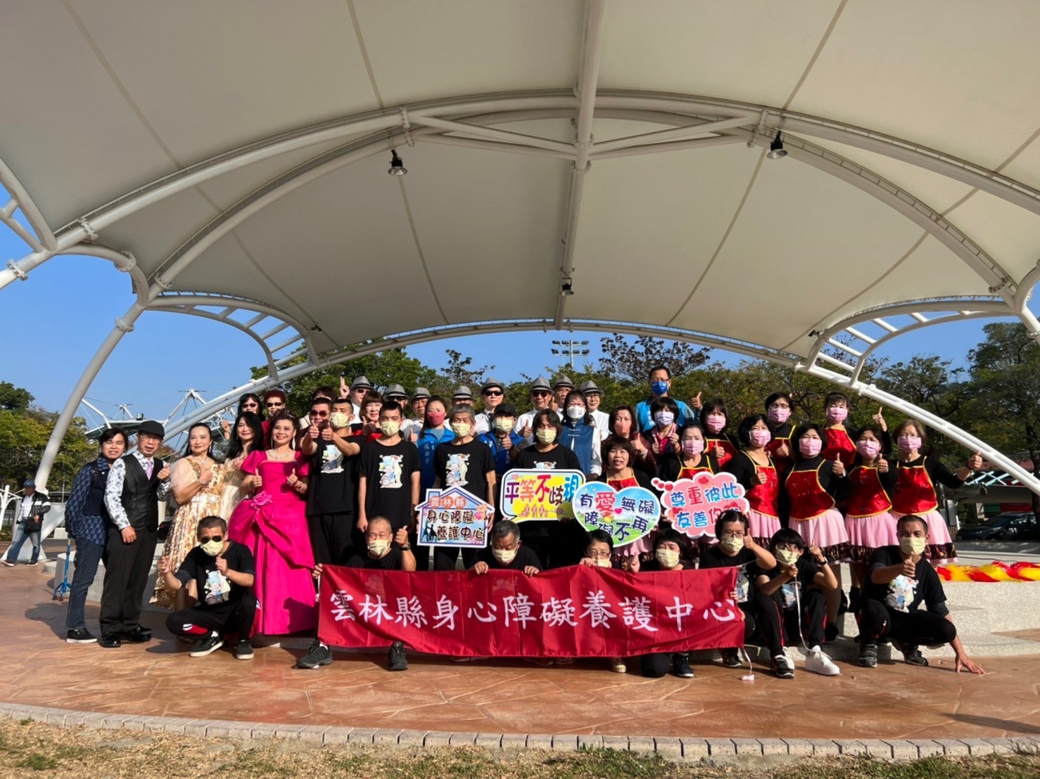 雲林縣身心障礙養護中心在膨鼠森林公園舉辦「浴火重生，兔來運轉歲末年終感恩會」，邀請家屬和來賓一同感受佳節氛圍。（雲林縣身心障礙養護中心提供）