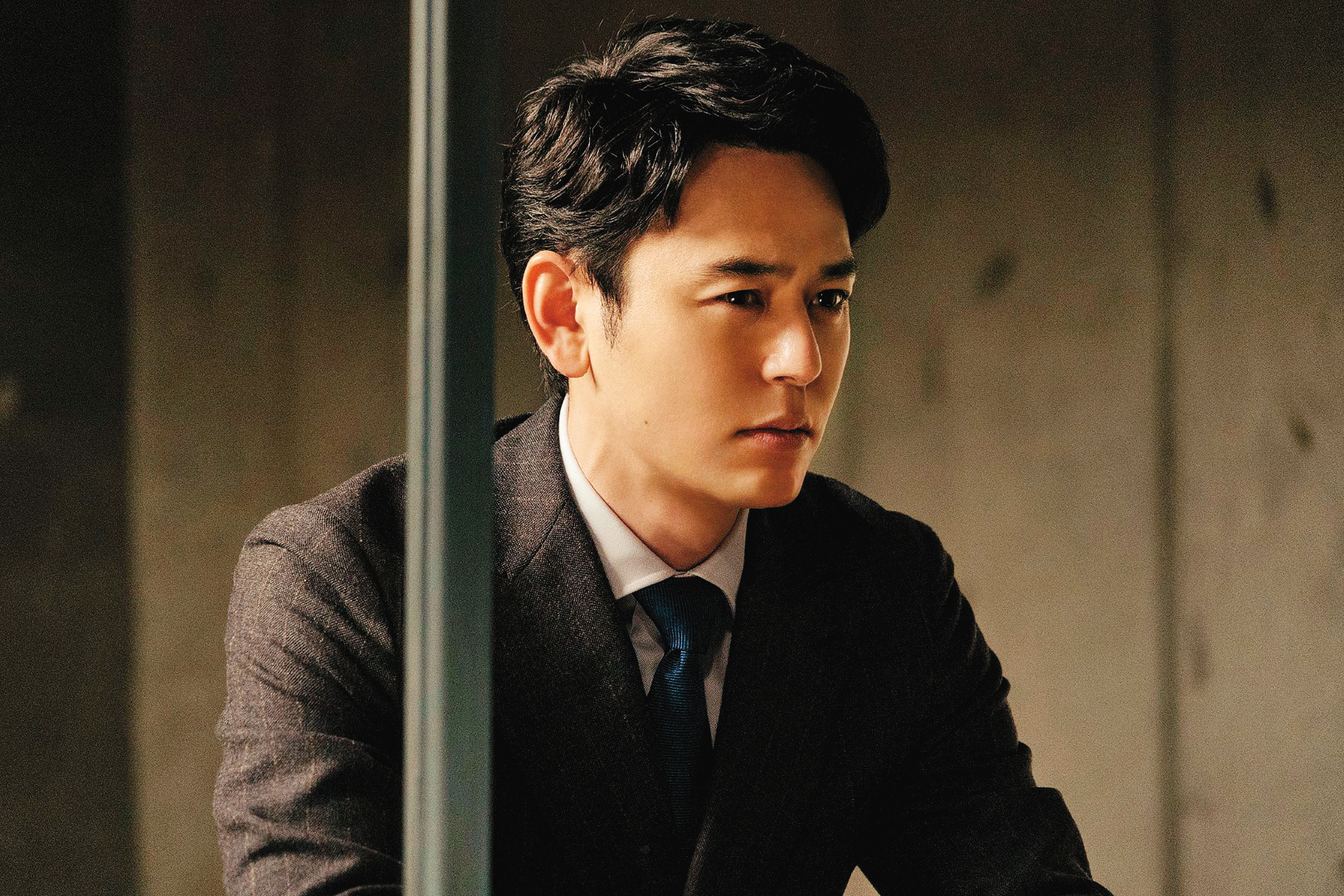 妻夫木聰飾演的律師在挖掘謎樣男子的身分中越陷越深,也發現了更錯綜複雜的祕密。(金馬執委會提供)