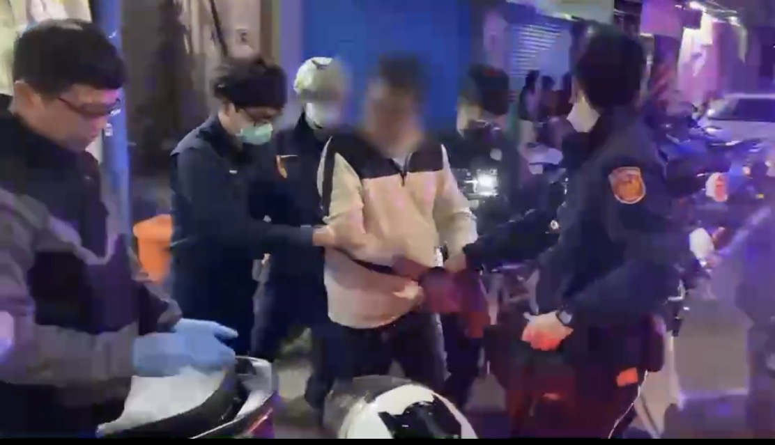 警方逮捕縱火嫌犯。（翻攝畫面）