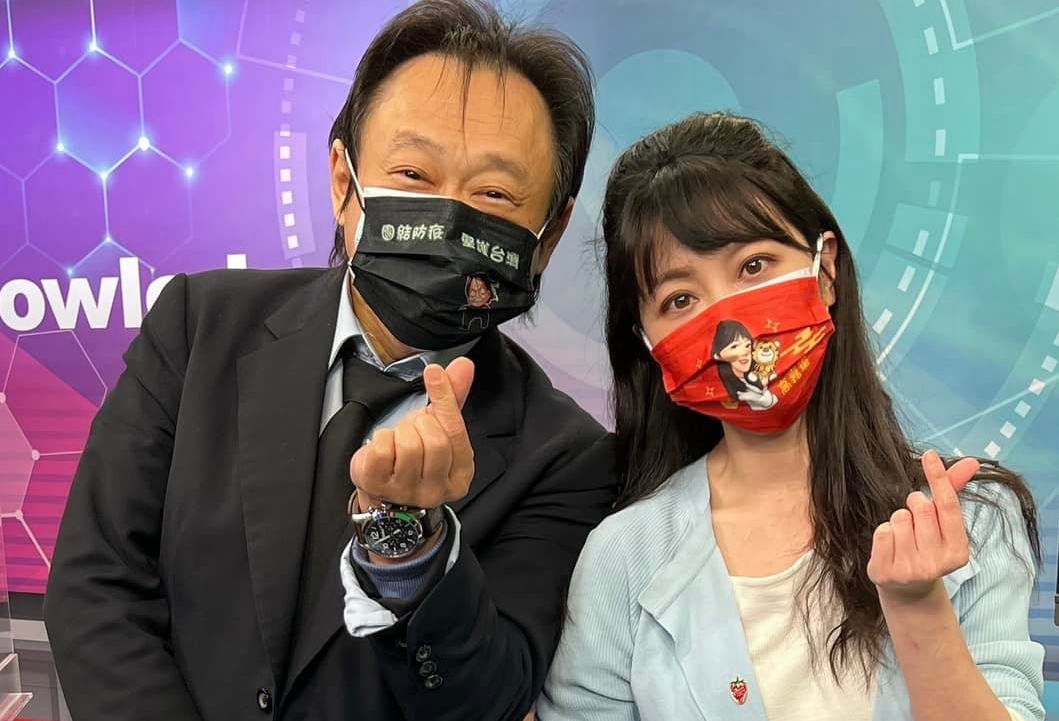 針對高嘉瑜(右)遭黨員砲轟,王世堅(左)今不捨回應,「她就是個善良天真的小女孩」,呼籲大家別為難她。(翻攝自高嘉瑜臉書)