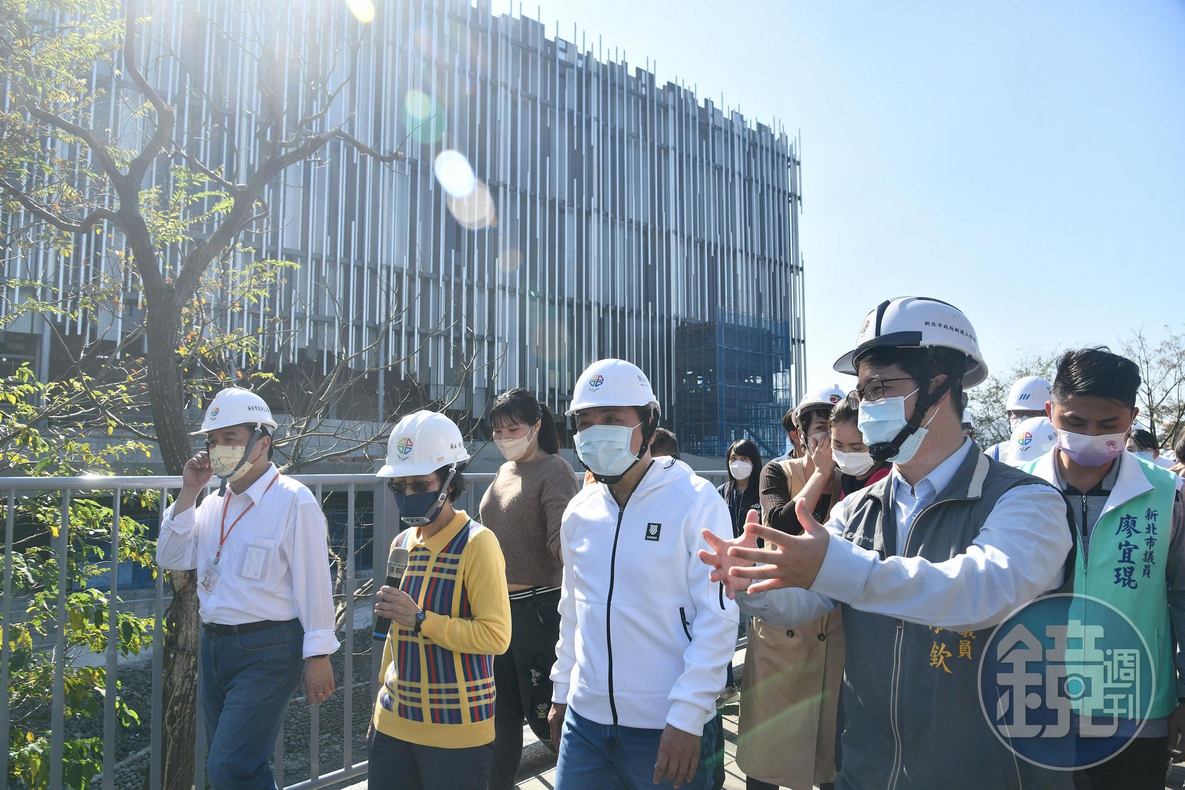 侯友宜(右2)今與工務局等單位代表前往三鶯地區,對於新北市美術館是否能如期完工提出質疑。(新北市政府提供)