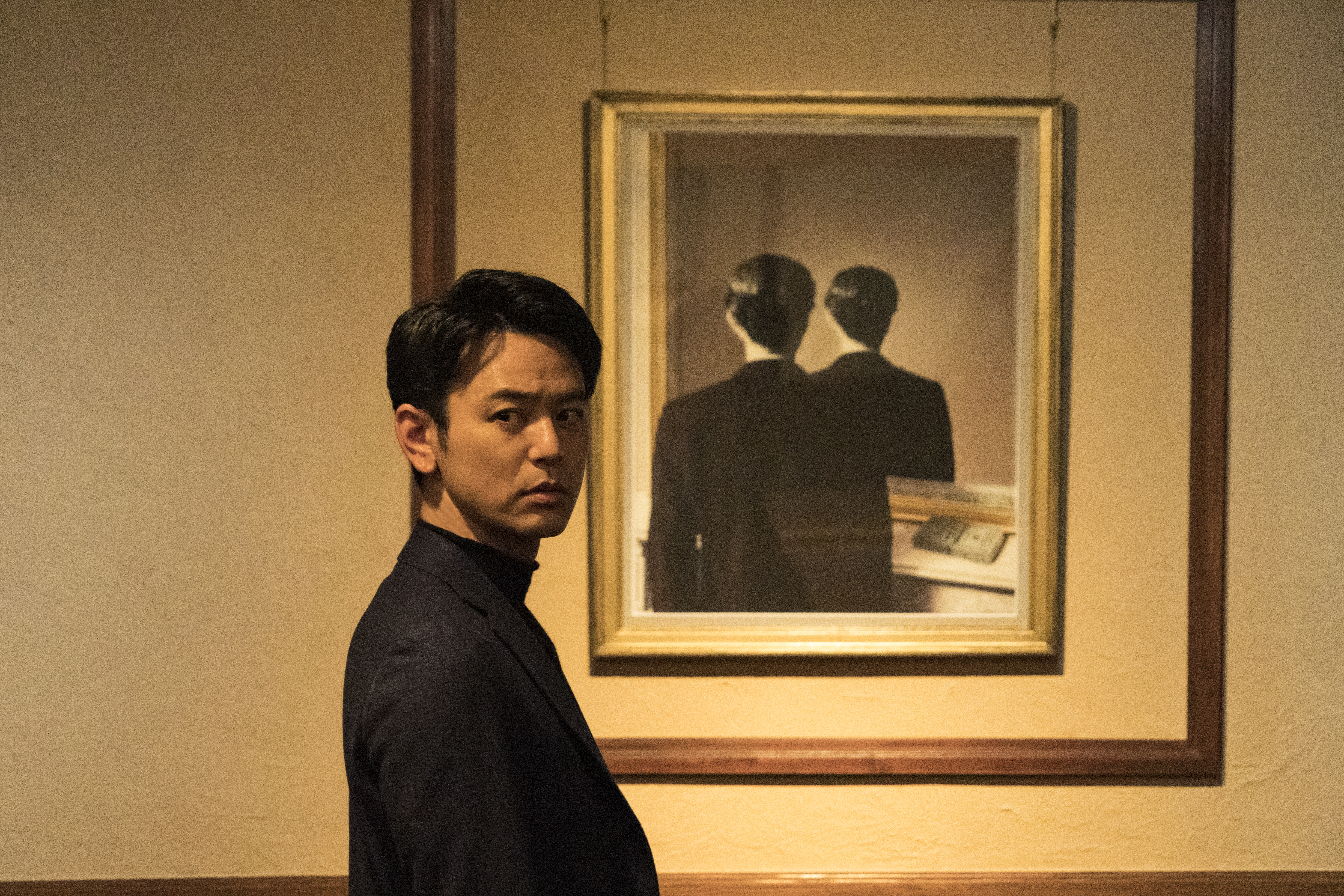 妻夫木聰在片《那個男人》中飾演在日韓裔律師，受委託尋找一名謎樣男子的真實身分。（政駒提供）